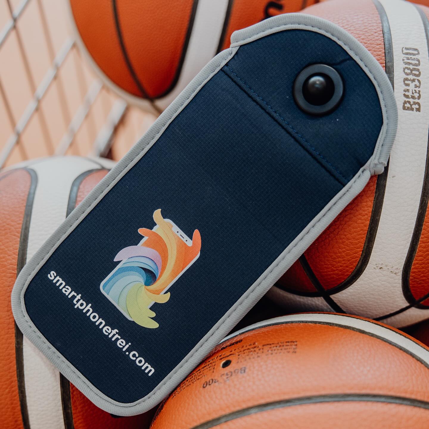 Unsere Handytaschen für Schulen verändern Schulkultur. Denn wenn die Smartphones erst einmal ausgeschaltet und verstaut sind, entsteht eine ganz neue Gelassenheit und Entspannung bei Schülerinnen und Schülern - neben dem ein oder anderen Basketballmatch auf dem Schulhof 🏀. Es gibt keine Anrufe mehr während des Schultages und auch auf eventuelle Nachrichten muss nicht geantwortet werden, da alle wissen - Ihre Schule ist jetzt smartphonefrei. Dabei unterstützten wir Sie im gesamten Prozess vom Erstkontakt bis zur Implementation - nehmen Sie unter info@smartphonefrei.com Kontakt mit uns auf. Ihr Team smartphonefrei aus Bonn - denn die Welt da draußen ist bunt 🌈