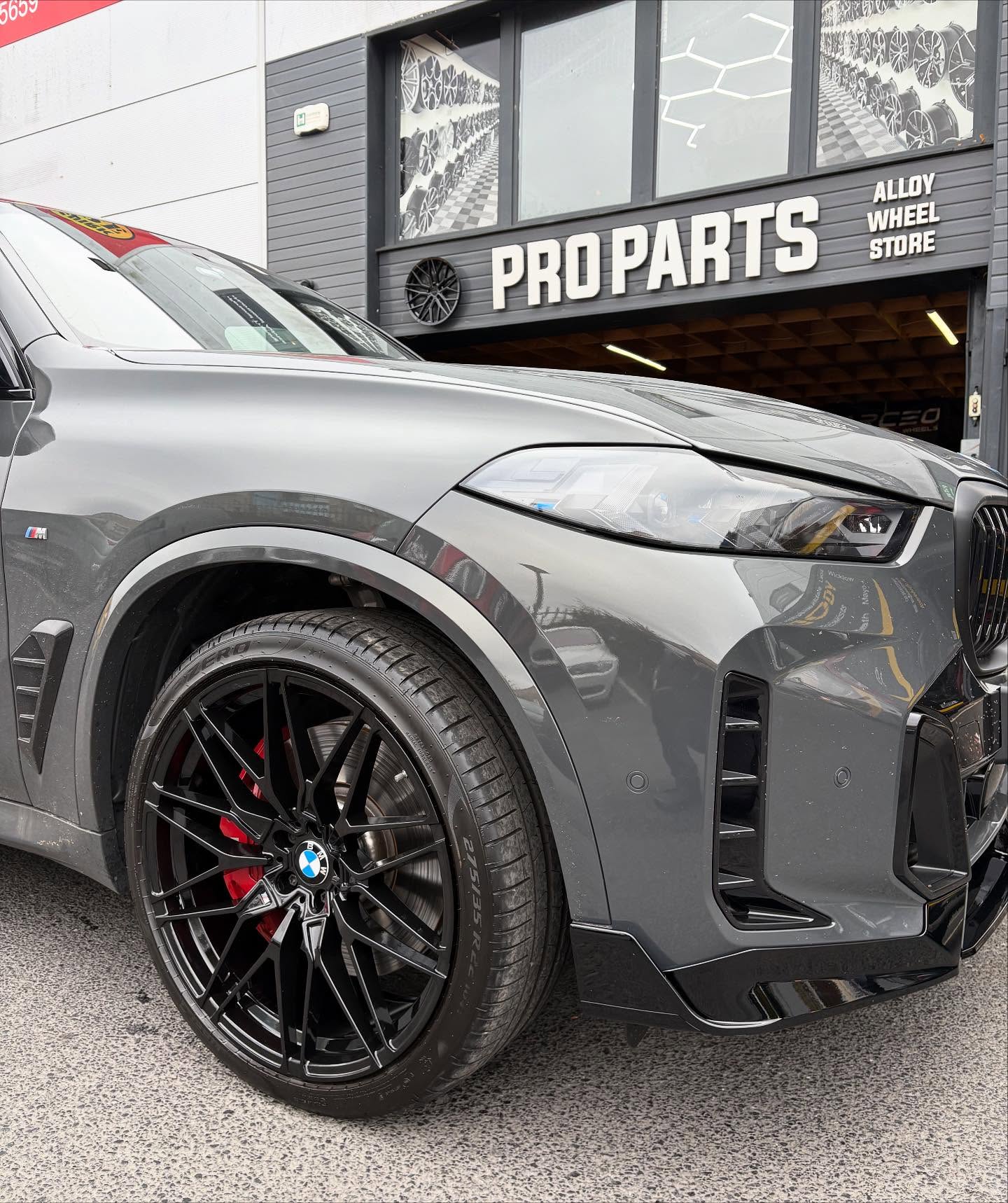 BMW X5 50e in for 22” X5M Style alloys wrapped in Pirelli tyres & A full gloss black aero kit 🔥