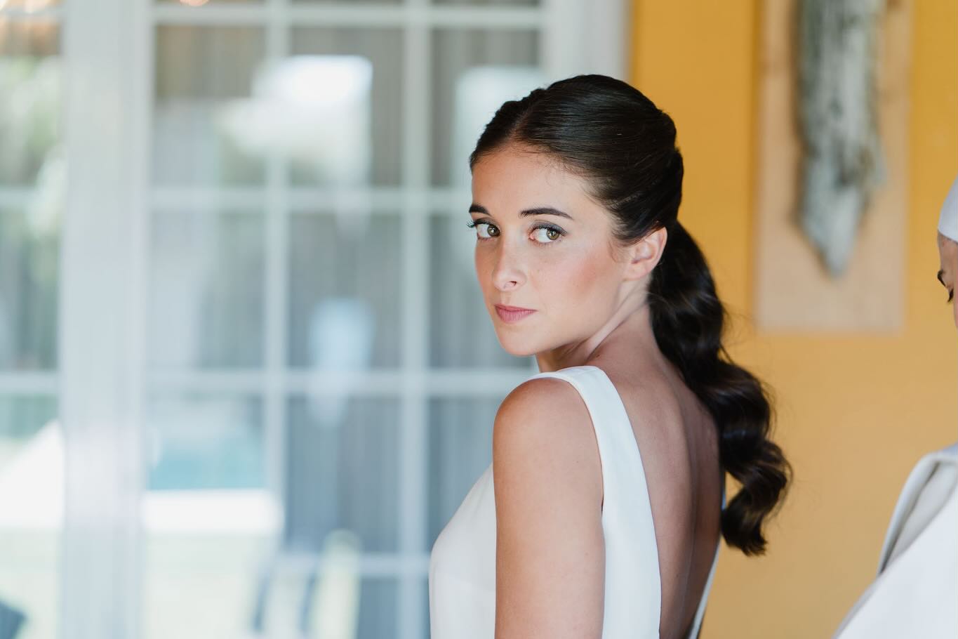 Preparativos en la boda de @teresaymerich ✨✨✨ Ella estaba espectacular, radiante y natural. Fue un placer volver a estar en esa casa con su familia y que contase con @beac_hair y conmigo como hizo su hermana, sobre todo para un día tan especial 🥰🙏🏻 #maquillajedenovia #peinadodenovia #bellezadenovias #mariasalas