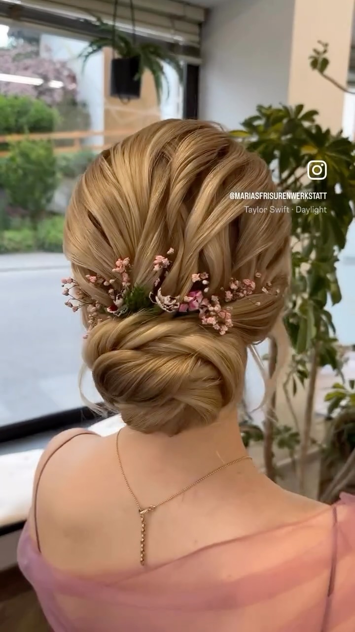 Wenn Kollagen & ein guter Glowy-Boost am Start sind ✨ … sieht selbst 5 Uhr morgens aus wie golden hour 🌅💅💄 #nofilterneeded
💖 Patenbraut um 05:00: fresh, glowy & ready to slay 👰✨
💪 Danke Kollagen + bisschen Magie von mir ✨🪄
@deesse_cosmetics_partner
#CollagenGlow #BridalPrep #MakeupArtistLife #5amClub #GlowUp #SkinGoals #eventstyling #brautstylingchiemgau #mariasfrisurenwerkstatt