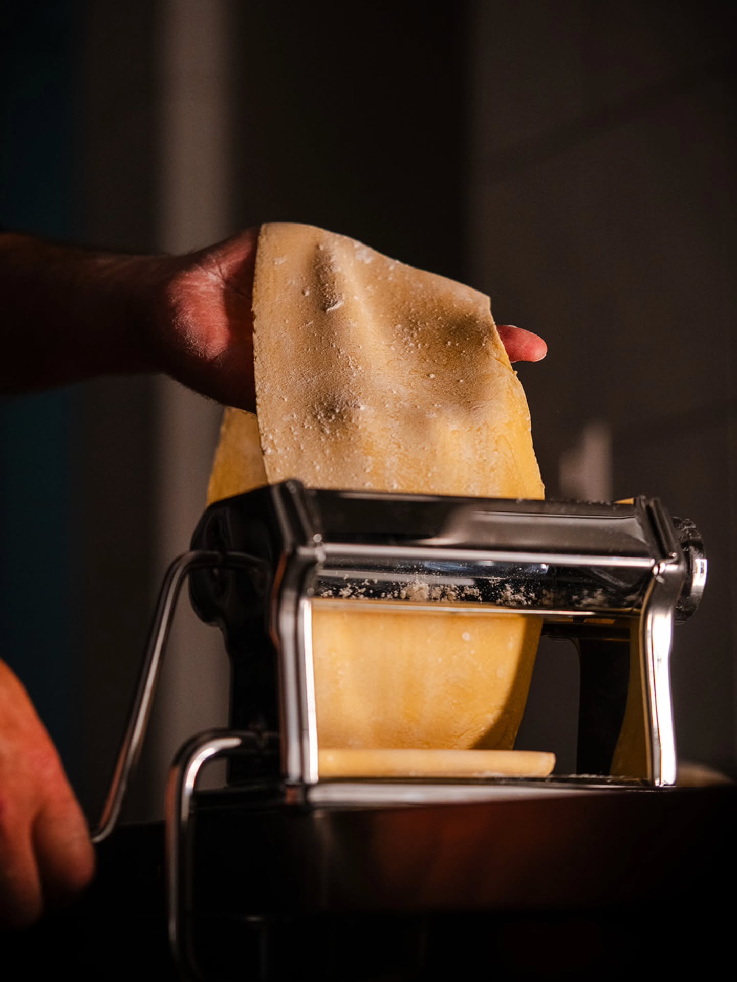 Notre pâte préparée avec soin pour nos ravioles faites maison — fines, fondantes et pleines de saveurs