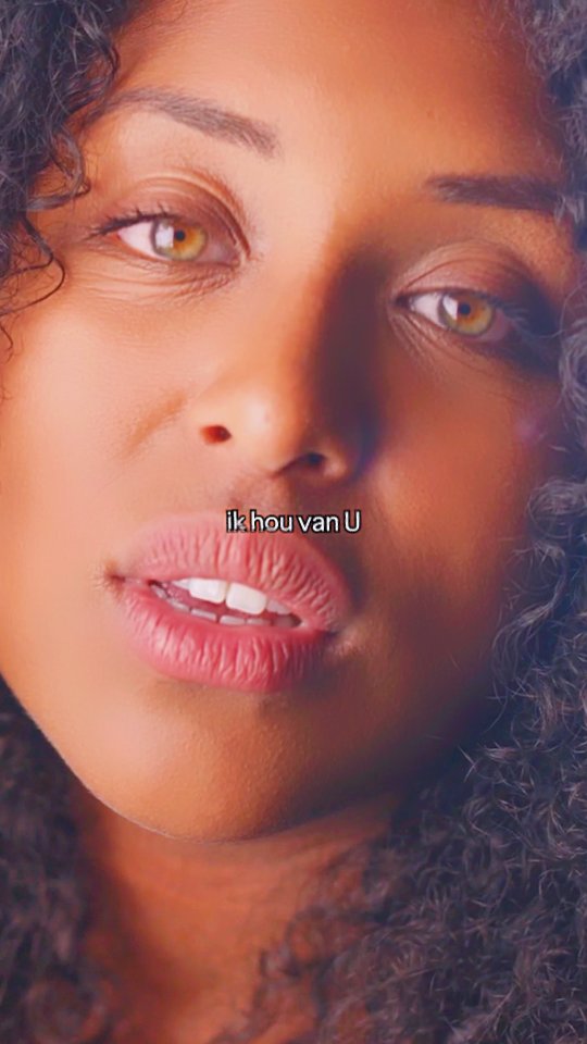 Nog 4 dagen tot ik mijn stem mag laten klinken - live, voor mijn familie.
De laatste puntjes op de i… en dan loslaten, vertrouwen en gewoon gaan. ✨
Ik kan niet wachten! 🙌
Een van de nummers die ik ga zingen is natuurlijk mijn eigen lied ‘De stilte’.
Heb je het al gehoord? Beluister het via jouw favoriete muziekplatform.
#huiskamerconcert #salomé #destilte #singersongwriter #geloof #livemuziek #nieuwemuziek