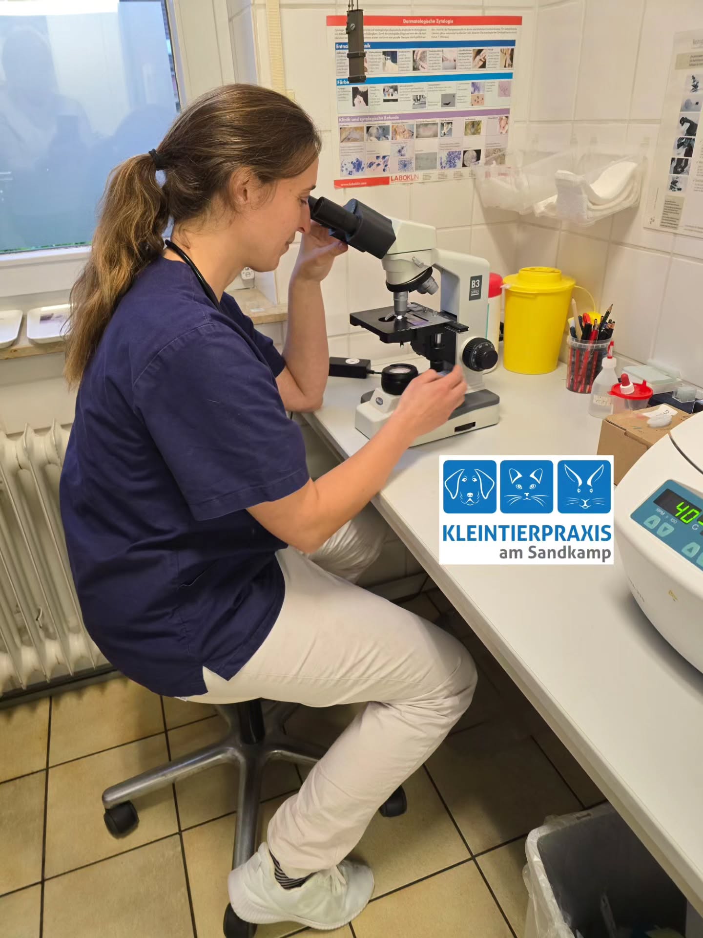 Erfreuliche Nachrichten aus der Kleintierpraxis am Sandkamp 😊
Janina Meyer-Barlag hat ihre Zusatzausbildung in Onkologie erfolgreich abgeschlossen und darf jetzt den Titel GPcert Oncology tragen. Für die Patienten unserer Praxis bedeutet das, dass Tumorerkrankungen schnell erkannt und behandelt werden können.
Die Ausbildung ist umfangreich und umfasst:
• Tumorbiologie, diagnostische und therapeutische Möglichkeiten
• Biopsien und Tumorchirurgie
• Chemotherapie
• Tumore des Verdauungstraktes, der Geschlechtsorgane, Augen und Augenhöhle
• Bildgebende Diagnostik von Tumorerkrankungen
• Strahlentherapie und Tumorzytologie
Wir können unsere onkologischen Patienten nun noch individueller begleiten – von der Wahl der geeigneten Chemotherapie über chirurgische Eingriffe bis hin zur intensiven Nachsorge. Wenn eine Strahlentherapie sinnvoll ist, beraten wir ausführlich zu den Möglichkeiten und stehen auch nach der Behandlung weiter an der Seite unserer Patienten.
#Krebs
#cancer
#Chemotherapie
#Tierarzt
#Oldenburg
#Kreyenbrück
#Hunde #Katzen
#Tumorerkrankungen