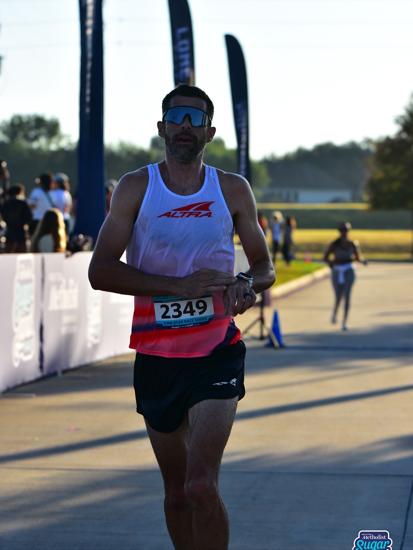 Swipe to see the picture my wife said she’ll kill me if I posted 👰
Sunday Sugar Land Half Marathon did not go as planned. I signed up during the week to pace @rachneffy to a 1h40m but her hamstring had other plans. At mile 4.5 we decided to not do any further damage and call it quits, fatefully in front of one of my athletes that could driver her back 🙏
So after a 5mi warmup, and 4.6mi at 7:30/mi / 110 heart rate, I thought I’ll do a little workout of 3:1 intervals. I was surprised to be comfortably holding PR marathon pace and the first interval turned to an 8.6mi tempo at 5:16/mi! Holding exactly marathon heart rate of 154. Finishing time of 1h21m for 3rd fastest time of the day and top masters. 18 miles on the day and feeling good two weeks out from Marine Corps Marathon off a very short low-mileage buildup, again 😂.
Fresh Altra Experience Flow 2’s out of the box felt awesome!
#TeamAltra @altrarunning #marathontraining