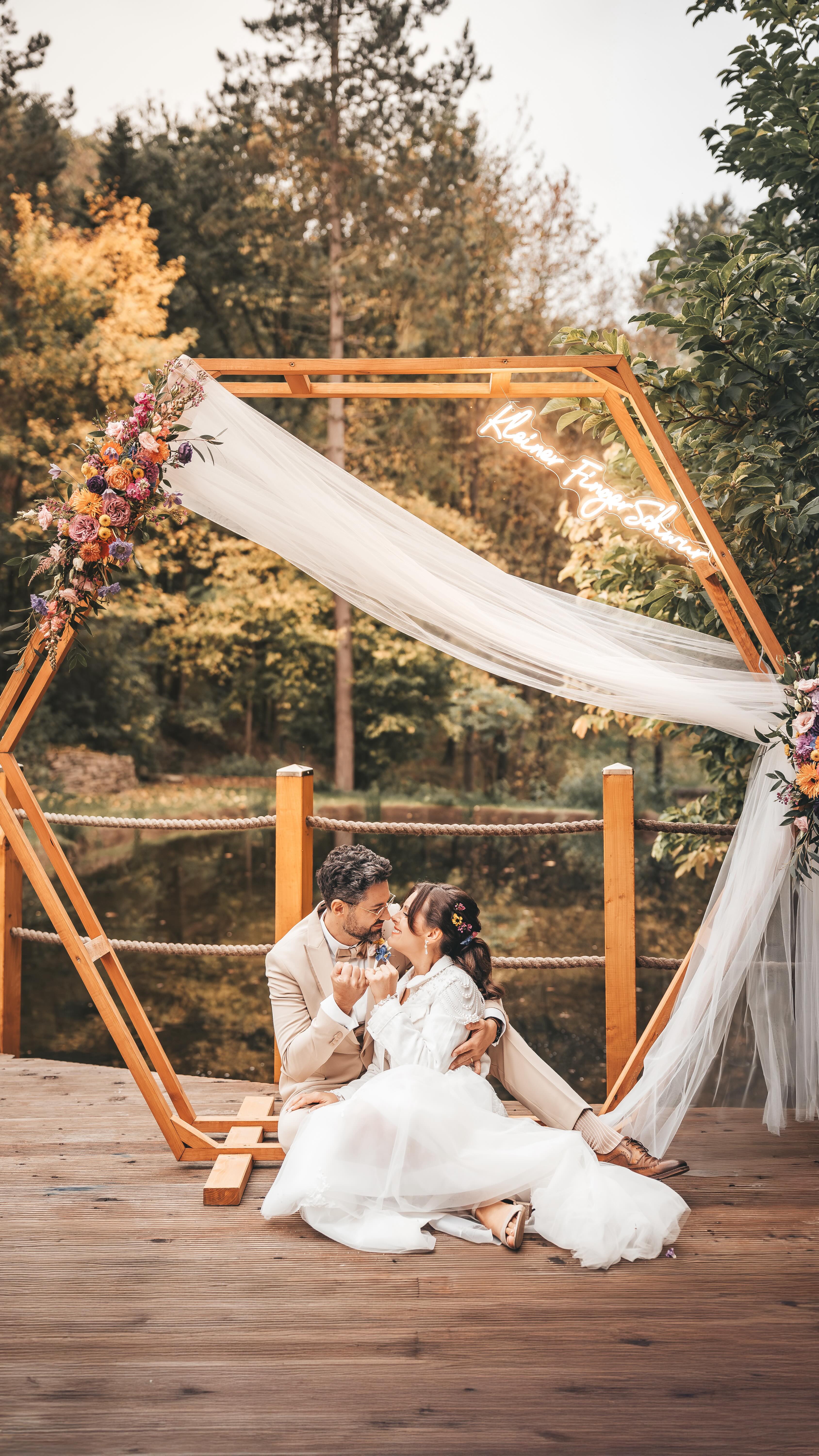 Ein kleiner Einblick in den Sneak-Peek von der wunderschönen Herbsthochzeit von Jacky & Micha auf @guthungenbachkuerten 🧡
#hochzeitsfotografnrw #hochzeitsfotografköln #herbsthochzeit