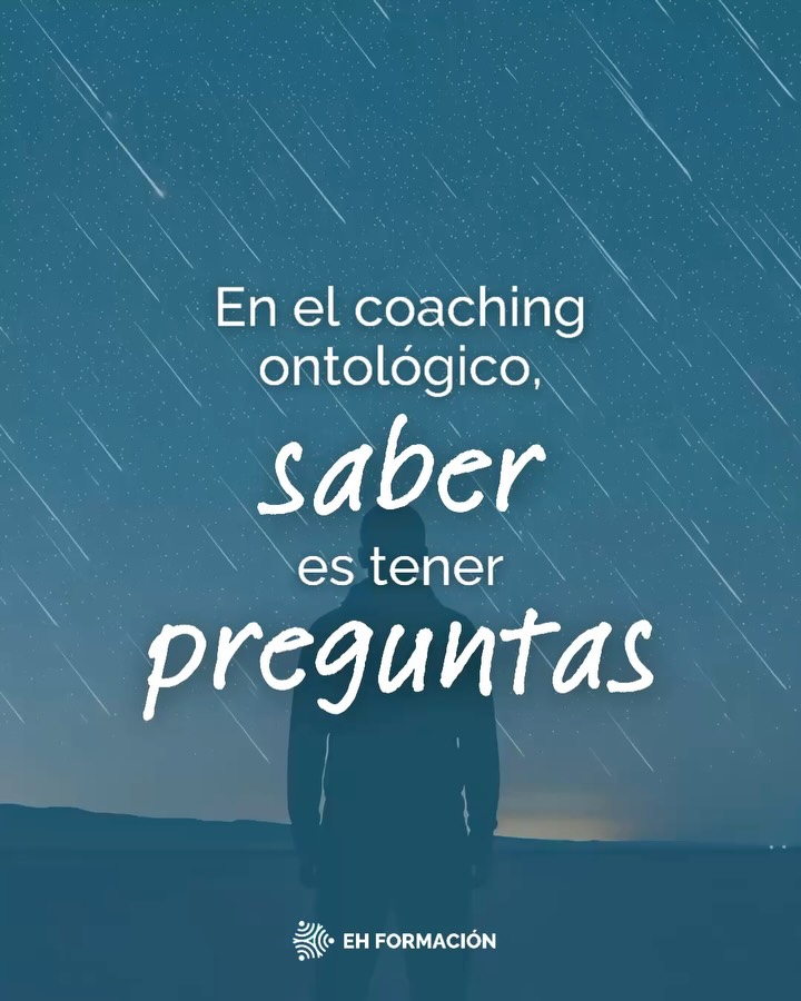 Desde pequeños aprendimos que “saber” significaba tener la respuesta correcta. En el trabajo se valora al que explica o resuelve. En la vida cotidiana, cuando alguien no sabe, se le invita a buscar “la respuesta” —como si comprender fuera un punto de llegada 💭.
❓ Pero en el coaching ontológico, ese paradigma se invierte. Saber no es acumular certezas, sino aprender a preguntar de un modo que abra el espacio de conversación. No es cerrar con una conclusión, sino abrir con una pregunta que amplíe posibilidades 💬.
Las preguntas en coaching no buscan información que falta, sino develar algo que ocurre en la forma en que observamos el mundo 👁️. Una buena pregunta no apunta a lo que la persona “debería saber”, sino a lo que aún no ve o no ha nombrado.
Por eso, el saber del coach no está en tener razón, sino en sostener el espacio donde puedan aparecer nuevas razones 🌱. En vez de buscar una respuesta o solución rápida, el coaching ontológico invita a mirar desde otros ángulos, suspender el juicio y permitir que emerjan nuevas comprensiones 🔍.
Formarse como coach implica entrenar ese tipo de saber: uno que reconoce que, muchas veces, una buena pregunta transforma más que una gran respuesta.
🎓 Si esto resuena contigo, te invitamos a formarte como coach en el PFC 2026. Contáctanos para más información a ehformacion@ehumana.cl. Cupos limitados!
#CoachingOntologico
#Coaching
#PreguntasPoderosas