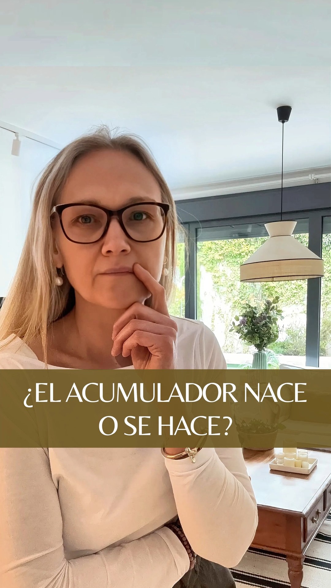 ¿Por qué acumulo cosas y me cuesta desprenderme de ellas? 🧐
Muchas personas llegáis a mi verbalizando que sentís haberlo heredado de algún familiar, pero el hecho es que ningún estudio ha revelado que existan factores biológicos que hagan que este patrón de comportamiento se herede genéticamente. 🧬🧪🩻🩺
Estas son las 3 principales causas:
☝️- Antecedentes familiares.
No es una cuestión genética, pero sí hay una relación directa entre tener un padre o madre acumulador y desordenado y serlo, por el mero hecho del ejemplo que son para nosotros. 👨👩👧👦👩👩👧👦👨👨👧👦
Por lealtad o por puro aprendizaje.
Niños que viven en entornos de acumulación y desorden habitualmente aprenden a vivir así y seguirán reproduciendo el mismo patrón en su vida, o lo rechazarán completamente siendo muy celosos del orden en sus espacios y pertenencias para sentirse bien. 🧘♀️
✌️- Acontecimientos estresantes de la vida.😖
Eventos difíciles de afrontar, como traumas de infancia o adolescencia, la muerte de un ser querido, un divorcio o una enfermedad, o periodos de vida estresantes se ven reflejados en el desorden de la casa. 😔
👌- Personalidad.
Personas con dificultad para prestar atención, para enfocarse en actividades, para tomar decisiones y resolver situaciones, son más tendentes al desorden y la acumulación de objetos. Integrar hábitos de orden es incluso más importante y beneficioso en estos casos, experimentando mejora de los patrones mencionados. 🎯
Si quieres dar fin a años de intentos fallidos para acabar con el desorden y la acumulación de objetos, estate muy muy atento porque LA SEMANA QUE VIENE tendrás la oportunidad de acceder de forma GRATUITA al principio de ese fin, pero por TIEMPO LIMITADO.
#tresinteriores #LibérateDelDesorden #DesapegoConsciente #SoltarParaCrecer #AdiósAcumulación #VivirSinDesorden #PsicologíaDelOrden #CreenciasQueAtrasan #CambioDeMirada #BloqueosYDesorden #MenteOrdenadaVidaOrdenada #OrdenYBienestar #MujeresQueTransforman #ReinventaTuVida #AdiósAcumulación #ViviendoLigera #CrecimientoPersonalMujer