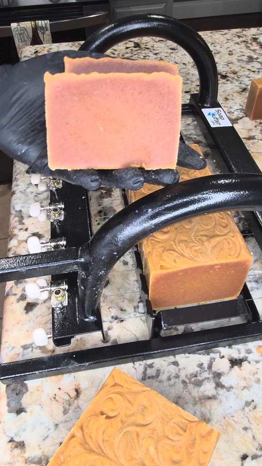 Freshly cut Sunroot Glow! A golden bar crafted with turmeric, lemon and licorice root, its the trio your skin didnt know it needed. Brightening, clarifying and full of natural radiance!
Because glowing skin is always in season.
#SunrootGlow #SqueakyTempleSoapery #HandmadeWithLove #NaturalSkinCare #NaturalSoap #GlowingSkin