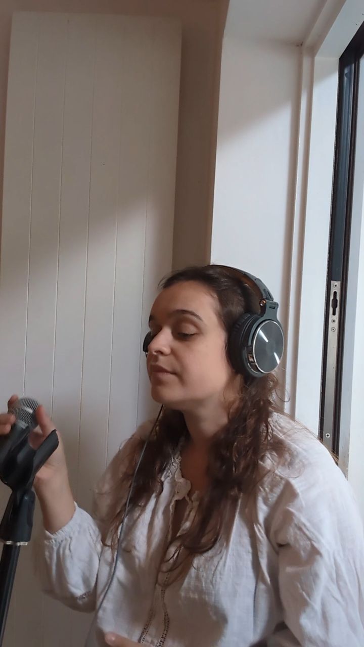 How hard can your job be, you just sing, right?
WRONG. Singing is hard. And what I mean by that, is singing takes a lot of work. It isn't black and white. It isn't just learning a tune and the words. There's so much that goes into it including breathing technique, vowel modification, placement, larynx position, tongue tension, the list goes on. And as a singing teacher, I have to be very open about my own learning and what I am working on for my students to trust me with their voice.
So here, in all its vulnerable glory, is a recording I have done on a song I've been working on. Annoyingly, this was in a key slightly higher than I'd practiced, but what can you do. And though there's plenty more, I've picked out some bits that quite clearly need some work because I think it's only fair that you see what goes on behind the scenes in order for me to sound great at your wedding, because we don't just turn up and hope for the best, we put the work in!
#singer #practice #recording #vocalist #bts #learning