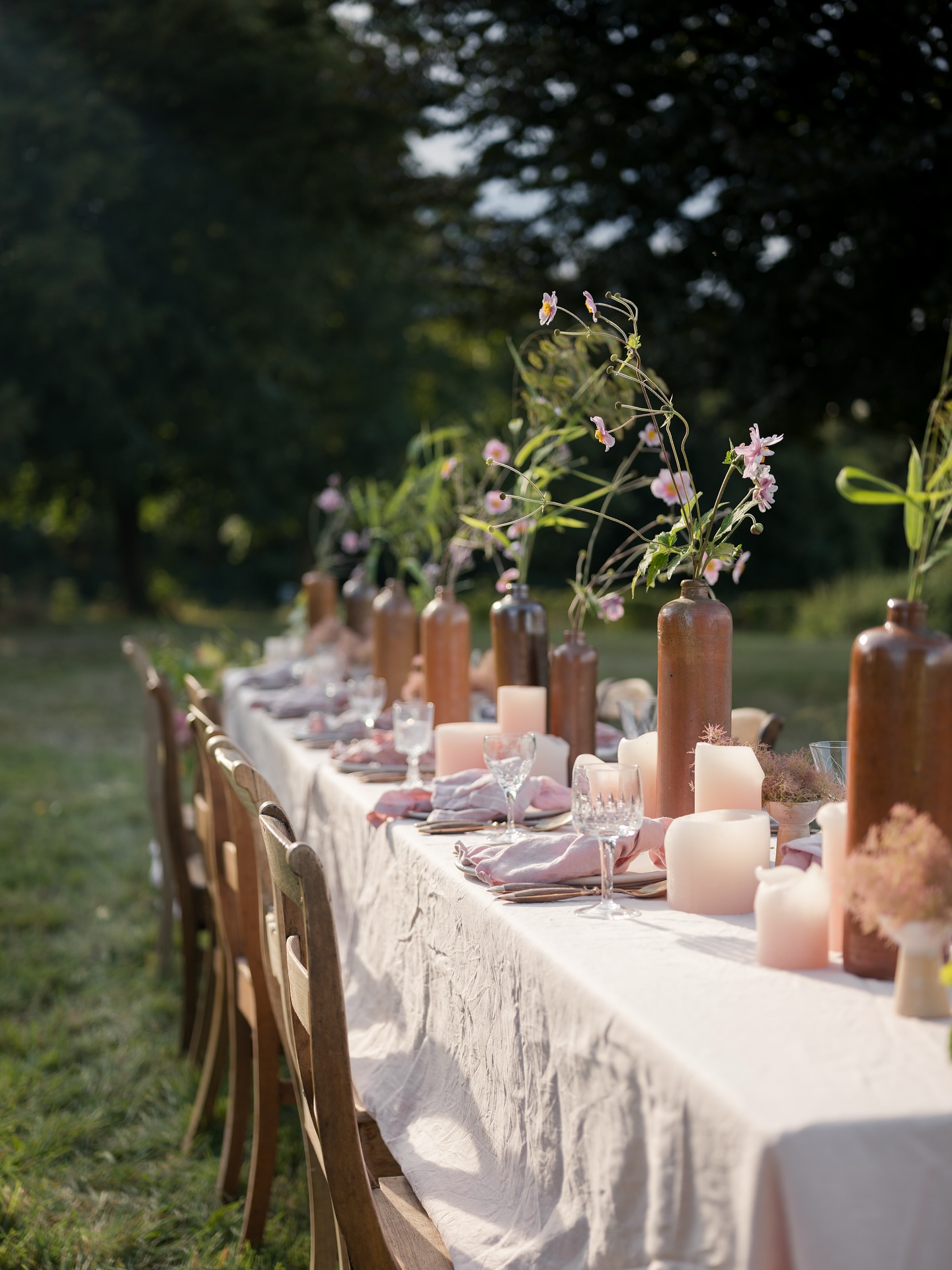 Dainty, soft, and romantic details are my thing. Sipping on a glass of chilled wine while having lingering conversations with loved ones over this tablescape? Delicious.
If romance and refinement are your vision, let’s create something beautiful for your wedding day.
Photos: @raisazwartphotography
#nightanddayfloral #localblooms #utahweddingflorist #weddinginspo #gardenpartywedding #natureinspired #weddingflowers #fieldtovase