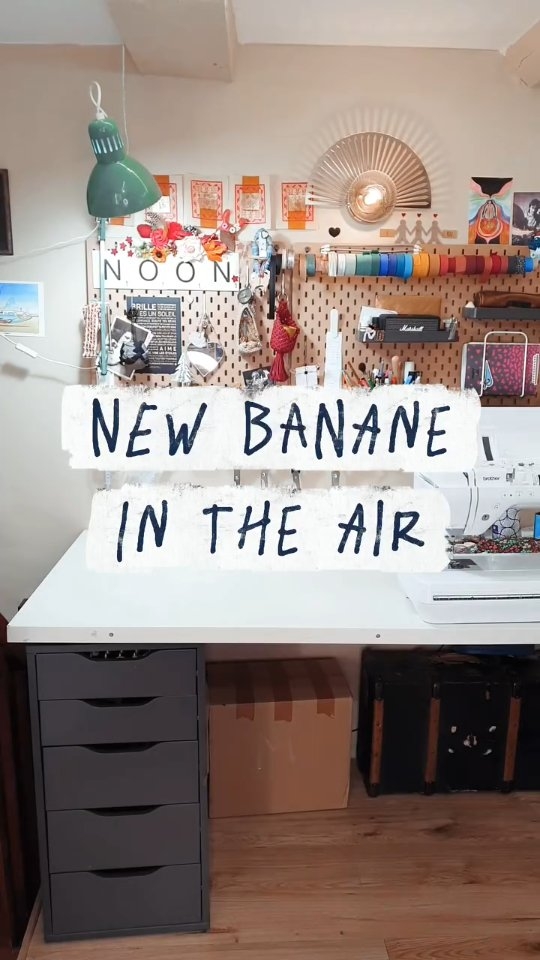 La voilà… toute belle, toutes pimpante, la nouvelle collection automne 2025🌈
Et pour ouvrir le bal, les bananes L’Audacieuse reviennent habillées de velours côtelés aux teintes vibrantes — des couleurs qui donnent envie de sortir danser sous les feuilles et de croquer la saison à pleines dents.
Toujours prêtes à suivre vos journées à cent à l’heure, vos moments doux, vos moments fous et
toujours pensées pour libérer vos mains, sans jamais sacrifier la couleur et la joie de vivre ✨
Chez Atelier Noon, même l’automne a du pep’s et du caractère.
Alors, laquelle fera battre ton cœur ? 🧡
#ateliernoon #bananeaudacieuse #collectionautomne #velourscotele #sacbananecreateur #faitmainenfrance #modeethique #slowfashion #textilefrancais #creationartisanale #femmesinspirantes #couleursdautomne #accessoirefeminin