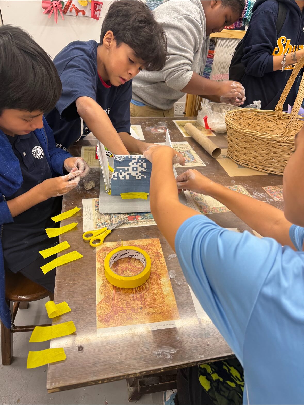 Our 6th grade mathematicians explored the connection between math and architecture at @stjohndivinenyc this week. 📏✂️⛪️ Nuestros matemáticos de sexto grado exploraron la conexi
