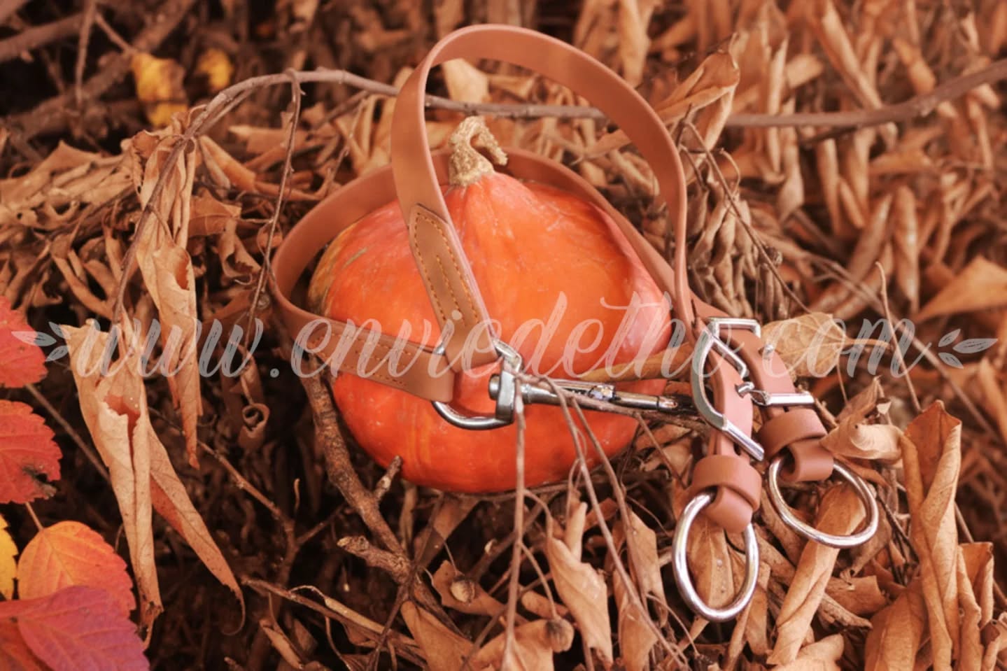 🍂🧡Petites nouveautés🧡🍂
aux douceurs d'automne
Des nouveaux coloris de biothane betâ, des nouveaux coloris de fils à coudre,
Mais aussi des nouveaux produits.
Pont pour collier de chasse dans différentes largeurs, personnalisable, mais aussi des martingales.
Boucherie au choix tel que le laiton, l'inox ou du simple nickelé.
Disponible sur le site dès maintenant ! 🎃
Ps: c'est un peu tôt certes mais Noël arrive à grand pas et nos délais cessent de s'allonger, alors ne tardez plus ! 🌲