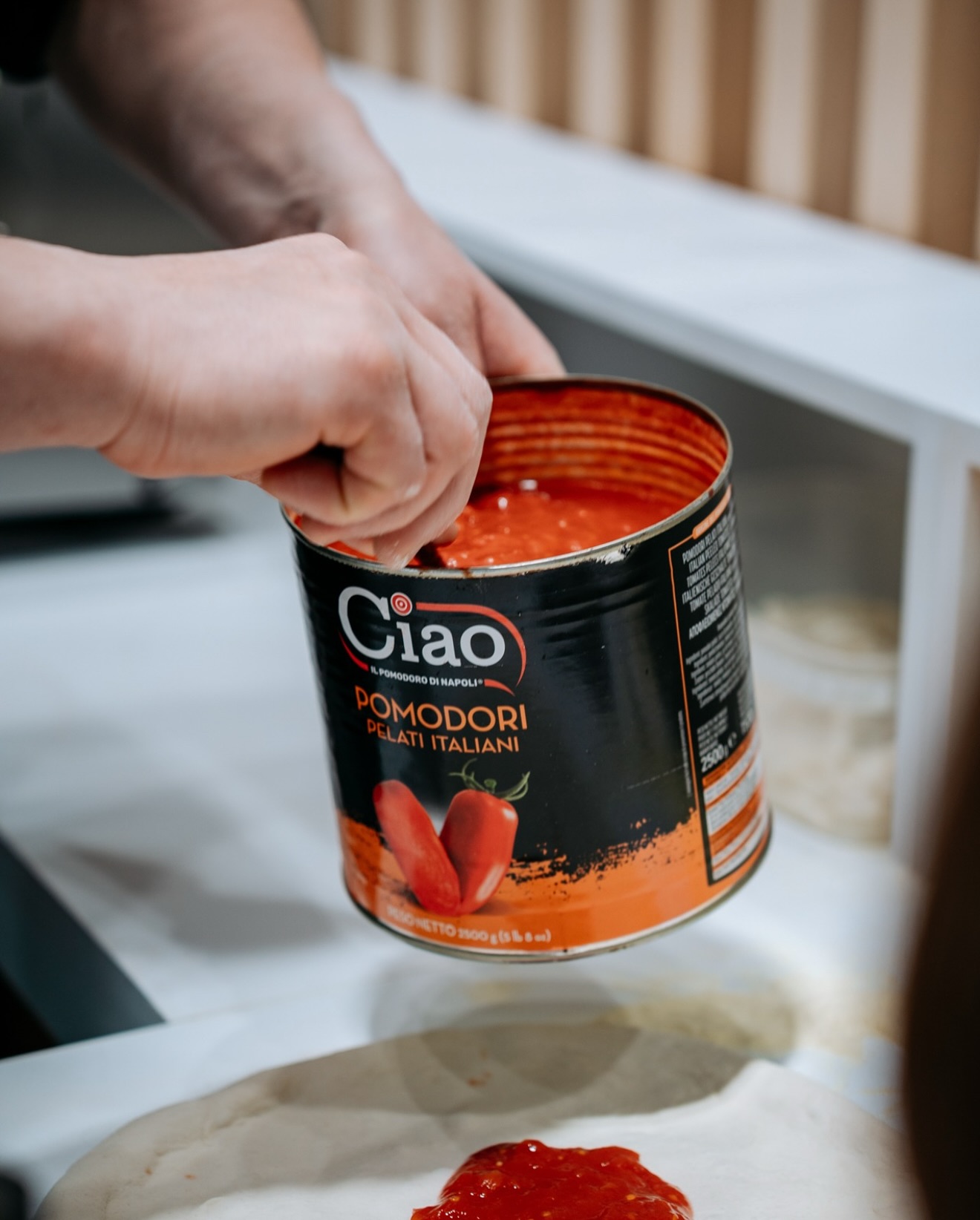 El secreto de una salsa perfecta empieza con un tomate verdadero.
Los tomates pelados Ciao, cultivados bajo el sol del sur de Italia y envasados a pocas horas de la cosecha, conservan todo su sabor, dulzura y frescura natural.
Ideales para preparar una passata, ragù, pizza napolitana o salsa marinara, son el ingrediente que transforma cualquier receta en un plato con auténtico carácter italiano 🇮🇹✨
📦 Disponibles en presentaciones profesionales y de retail.
#IslasDeSabores #PomodoroCiao #AuténticoSaborItaliano #TomatesItalianos #CocinaItaliana #FoodImporter #SaborDeItalia