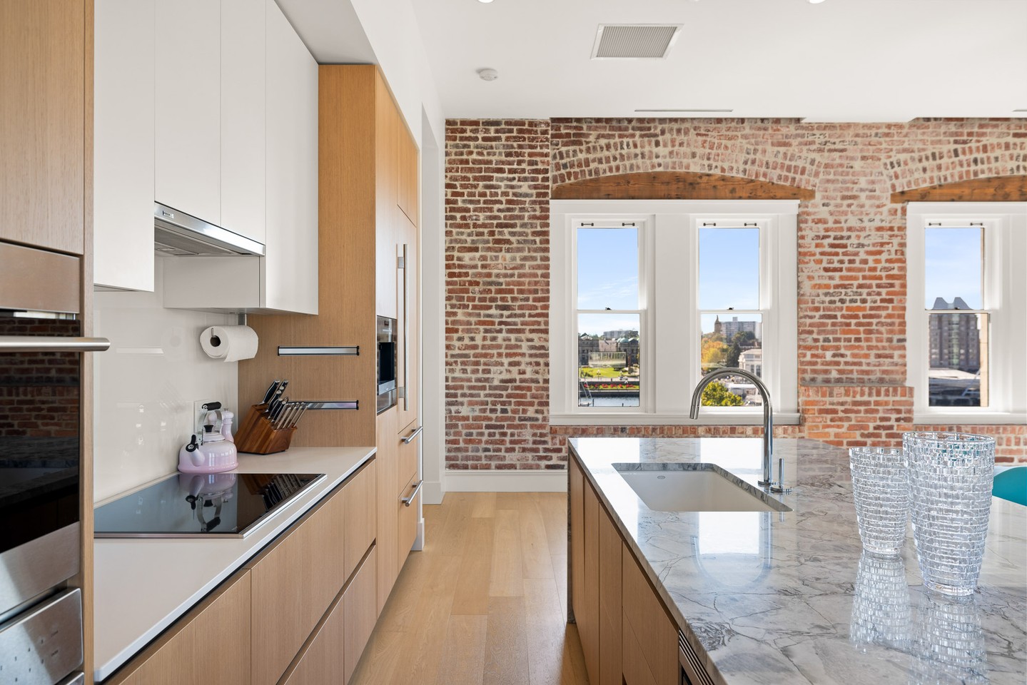 White granite, warm gatherings, and coffee at the touch of a button. Luxury lives here! #customshouse
#victoria #photography #yyjrealtor #realestatephotography