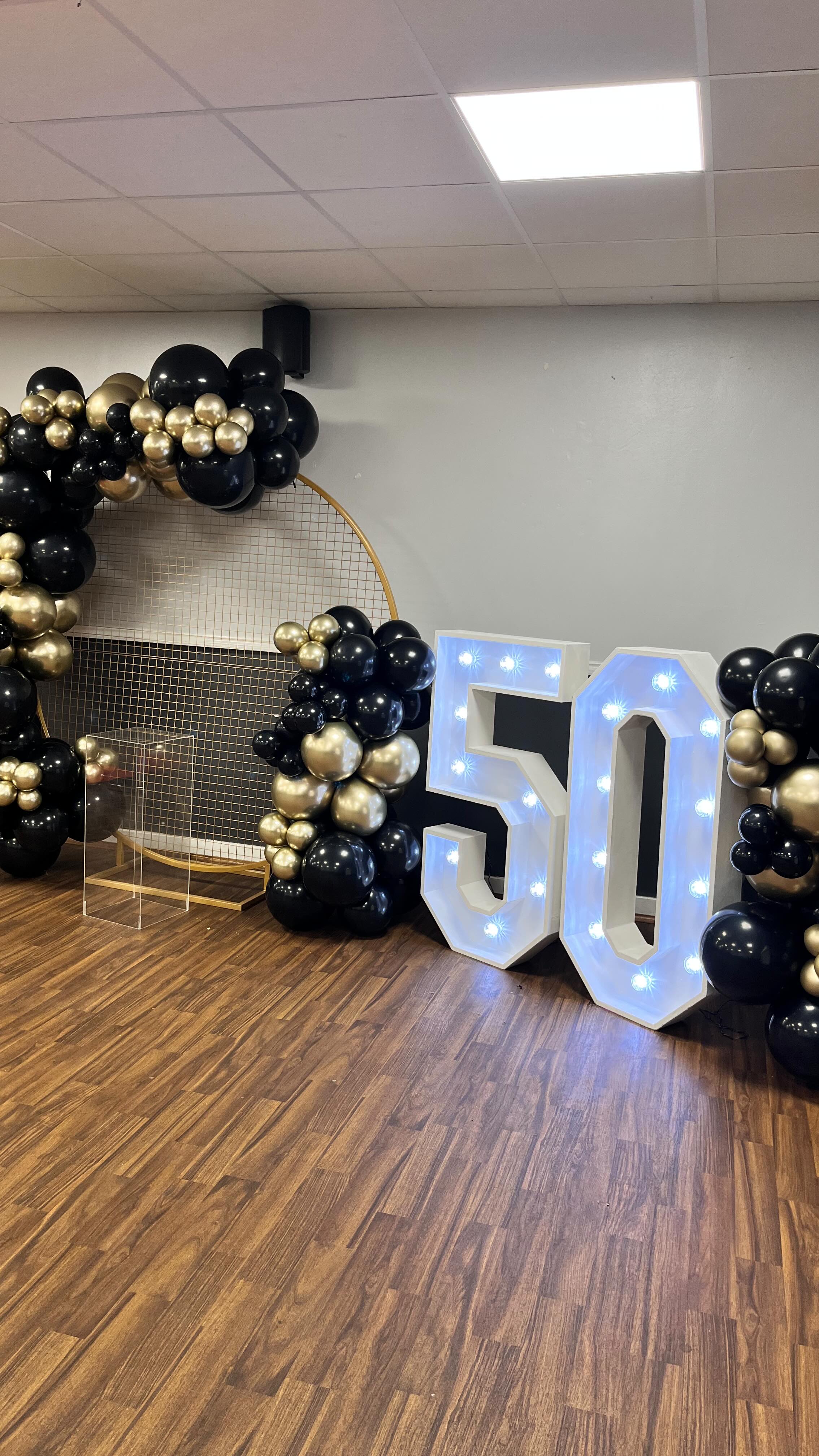 From blank room to black-and-gold style 🖤
Every element in this 50th birthday setup was chosen to create a bold, timeless feel, luxe balloons, statement lighting, and full table styling.
Because every milestone deserves to be celebrated beautifully.
✨ Now booking for milestone birthdays and festive events.
🎈Decor and styling by us
🎂 @dunstablecakehouse
5️⃣0️⃣ @allwrappedupeventsuk
🔄 @obfentertainment
#LuxuryEvents #EventStylist #BalloonDecor #BirthdayGoals #LondonEvents #EventTransformation