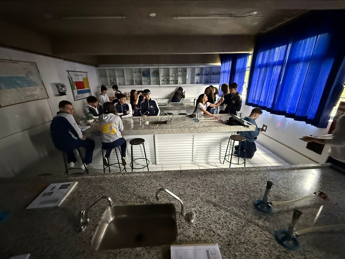 Itinerário de Física com Experimento e Descobertas!
Na última quinta-feira (09/10), os alunos do 1º e 2º ano participaram de uma atividade prática conduzida pela professora Graziela Neves, durante a aula do itinerário de Física.
O desafio foi fazer um feixe de luz laser passar por um fio de cabelo, um experimento incrível que permite observar o fenômeno da difração da luz, seguido por um padrão de interferência de ondas.
Com base nas medidas obtidas, os estudantes conseguiram determinar a espessura do fio de cabelo, aplicando conceitos físicos de forma concreta e divertida.
Aprender ciência é ainda mais interessante quando a teoria ganha vida!
#somosga #angloalante
#colegioguilhermedealmeida