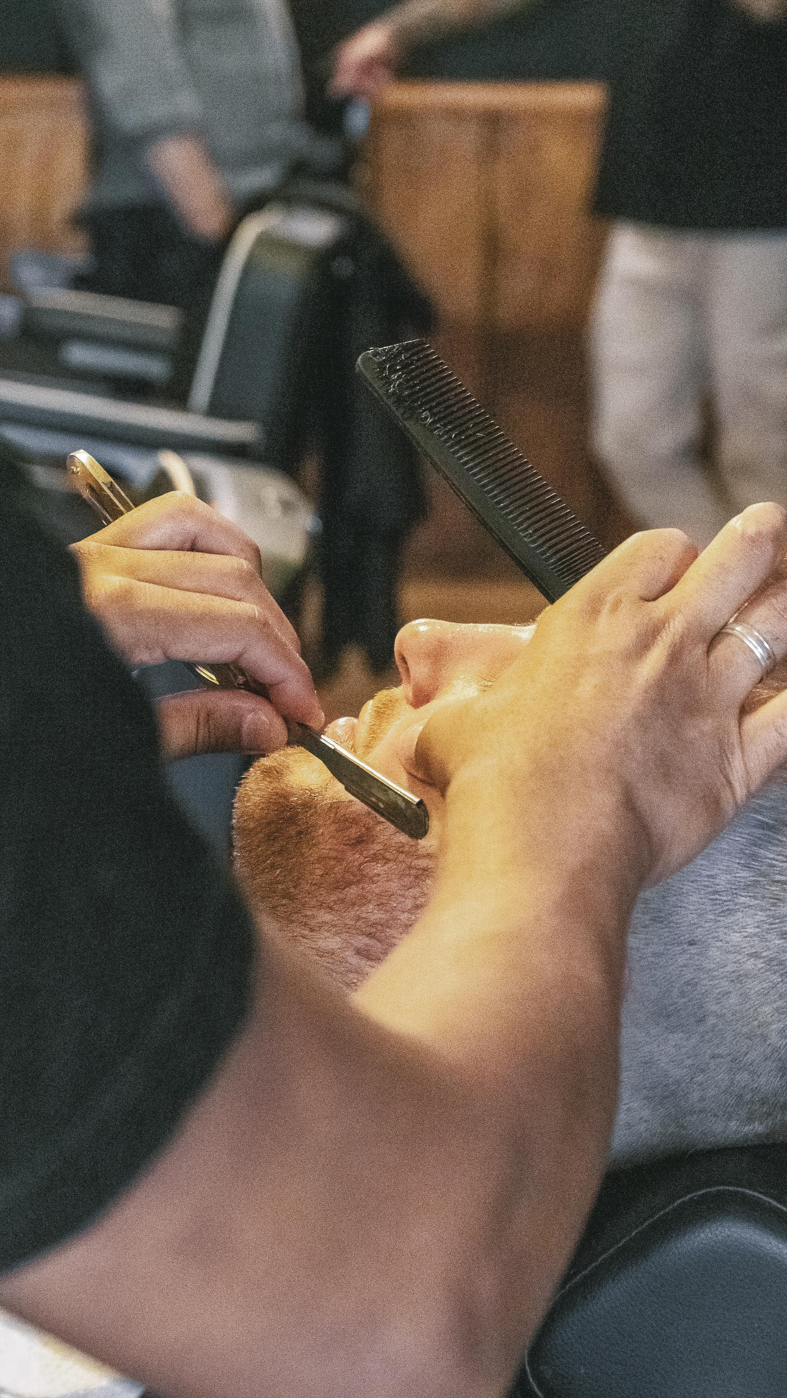 Nothing beats the precision of a straight razor. Clean lines, smooth finish, and that classic barbershop feel.
Not your thing at home? No worries, it’s our go-to way to shape your beard! Book via the link in our bio 🪒
Barber - @lsthebarber
#royalsbarbershop #straightrazorshave