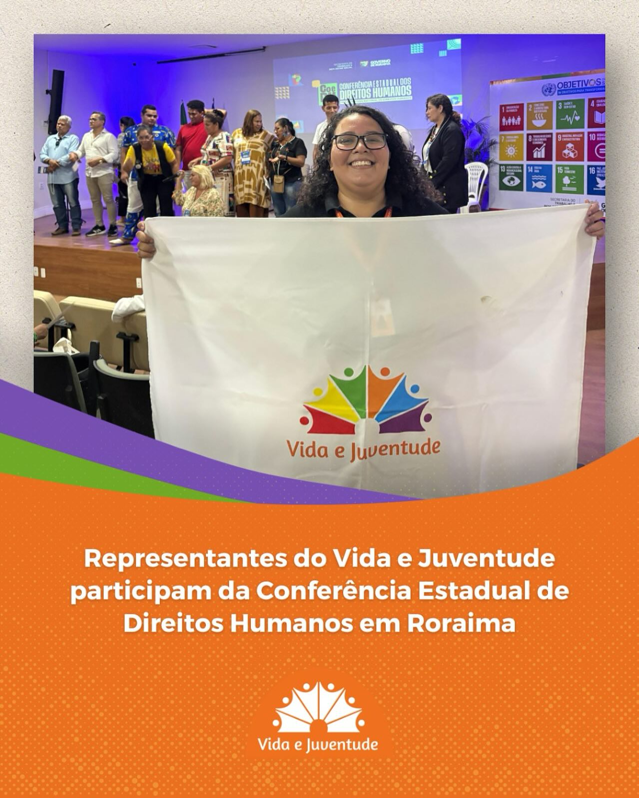 🔸 Representantes do Vida e Juventude participaram da Conferência Estadual de Direitos Humanos, em Roraima, promovida pelo Governo do Estado, por meio da Secretaria do Trabalho e Bem-Estar Social (Setrabes). Realizado no dia 7 de outubro, o encontro discutiu diretrizes para o fortalecimento das políticas públicas de direitos humanos e integrou as etapas preparatórias para a 13ª Conferência Nacional de Direitos Humanos, que será realizada em dezembro, em Brasília (DF). 🗓️
Após nove anos sem realização, a conferência estadual marcou o retorno de um importante espaço de diálogo e resistência social. 💬✊🏽
Em meio a intensos debates e mobilizações, o Vida e Juventude garantiu representatividade na delegação de Roraima: a psicóloga Jhenyffer Alves, do Vida e Juventude, foi eleita delegada na categoria Juventude. 🌻
“Ser eleita delegada me permite representar e defender propostas voltadas à proteção dos direitos de crianças e adolescentes. Na etapa nacional, pretendo seguir com essa defesa e somar forças em pautas que também considero fundamentais, como a igualdade de gênero, a igualdade racial, a luta dos povos indígenas e os direitos da comunidade LGBTQIAPN+”, afirmou Jhenyffer. 💬
O momento reafirma a importância da Conferência como espaço de diálogo, construção coletiva e fortalecimento das políticas públicas e dos direitos humanos em suas múltiplas dimensões — sociais, ambientais, culturais e identitárias — reforçando que a transformação é fruto da mobilização coletiva. 🌎🤝
#vidaejuventude #direitoshumanos #roraima #13condh #democracia #juventude