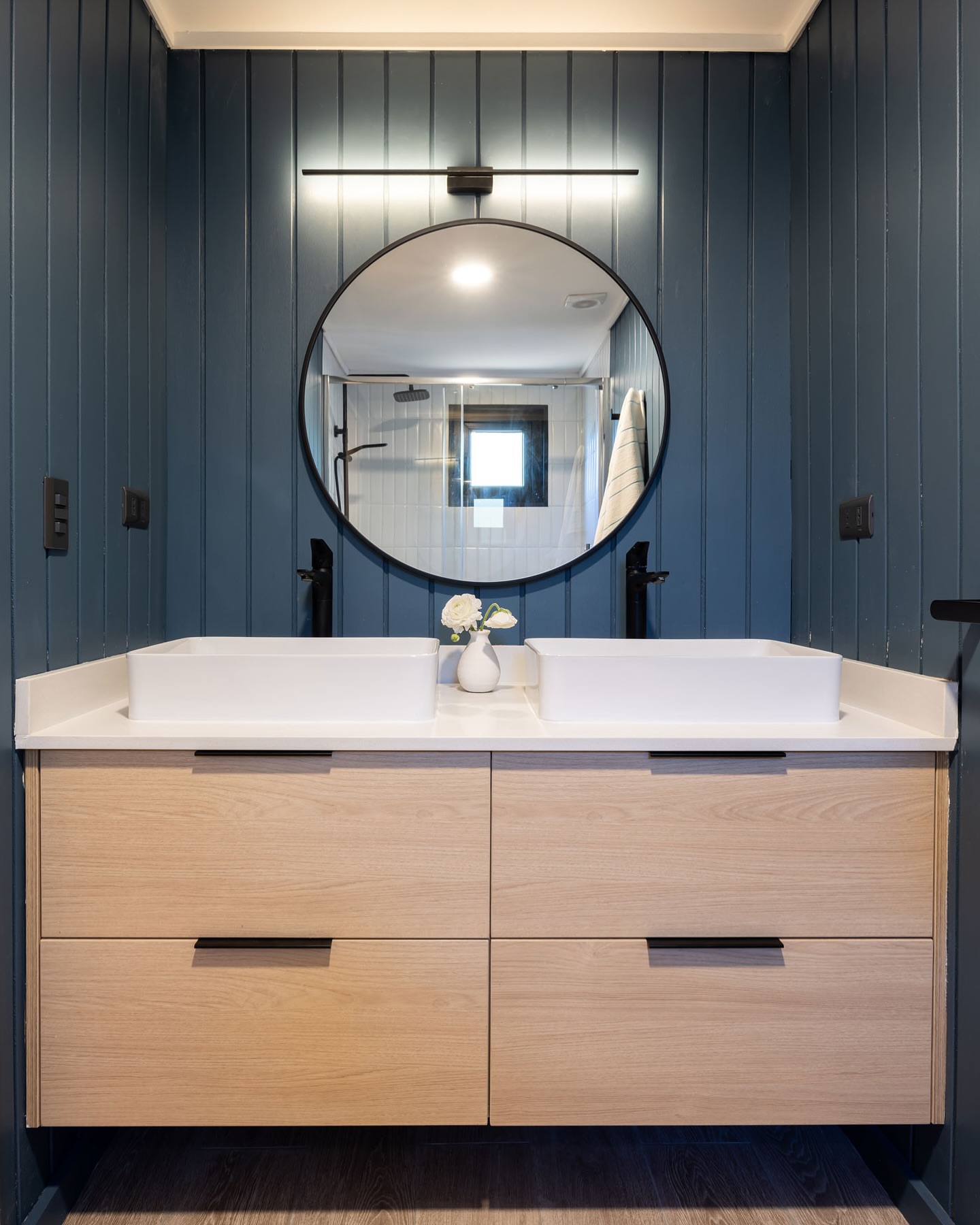 Miren qué lindo este baño! 🛁✨
Hoy en día, las pinturas y protectores de maderas nos permiten utilizar este material en el interior de zonas húmedas como el baño.
Este era el diseño soñado por nuestro cliente y lo logramos gracias a la aplicación de este protector color sólido.
Existe y contamos con una cartilla de colores súper amplia para cualquier proyecto.
Uno de nuestros productos favoritos es de la marca @behrpaint. Un recordatorio importante: siempre se debe asegurar una ventilación adecuada en el espacio para que funcione mejor.
#arquitectura #construccion #remodelacion