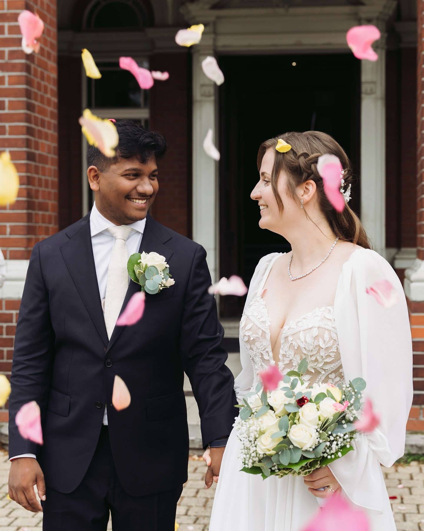 Wir halten echte Emotionen fest, die den Beginn eines neuen Kapitels erzählen.
•
•
•
#brautpaarshooting #hochzeitsfotografberlin #weddingphotography #justmarried #weddinginspiration #hochzeit2025 #wedding #weddinglocation