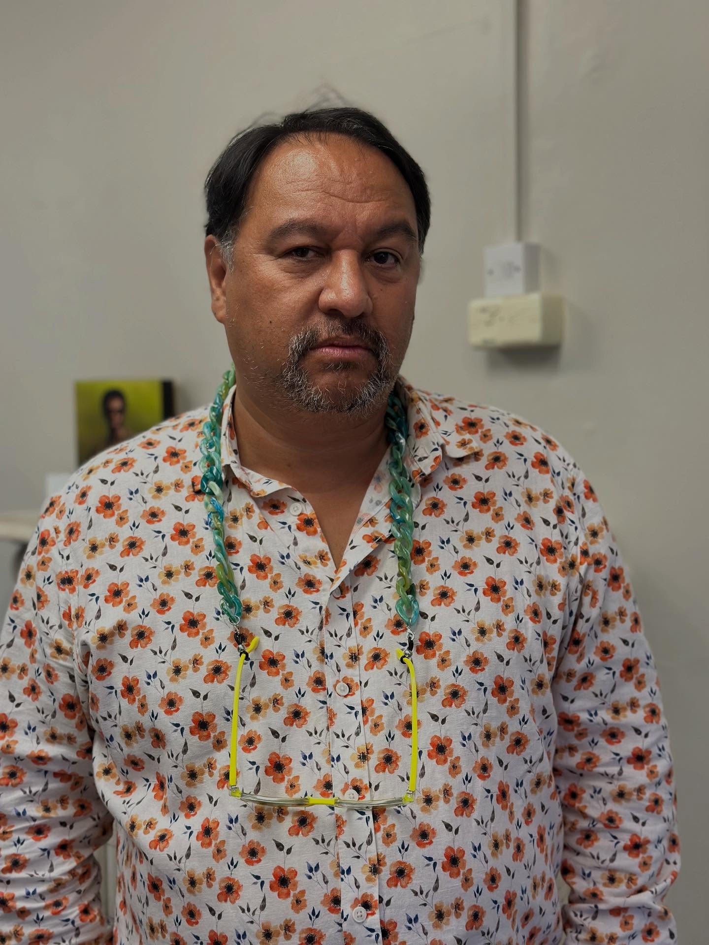 Here is our @nigeldaune23 modelling “Stormy Waters” Coti chain. Doesn’t he look cool? Check out our other lovely Coti chains in store!
@coti_vision
#coti
#specchain
#uttoxeteroptician