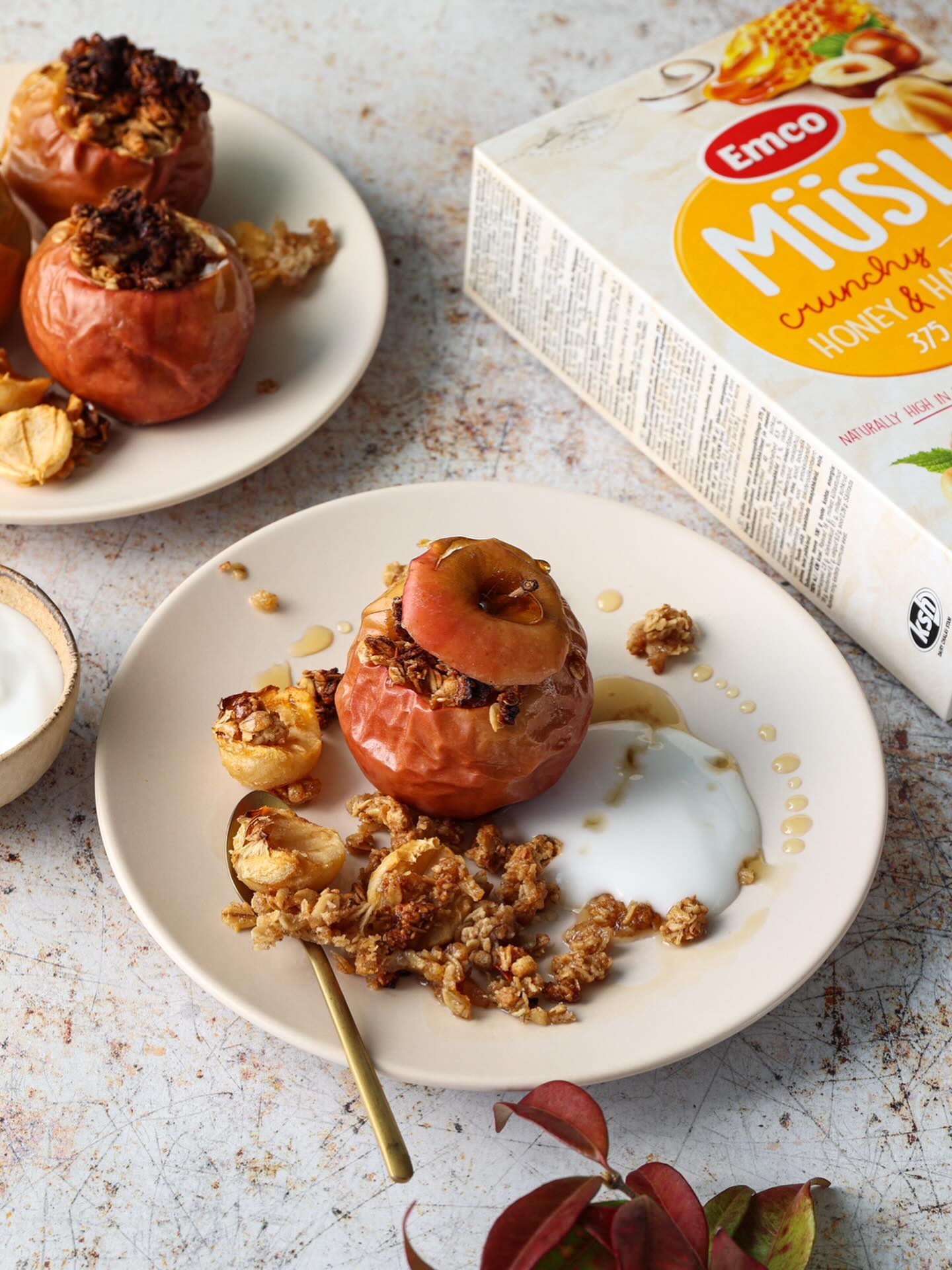 Cozy Baked Apples with Crunchy Müsli Honey & Hazelnuts ✨🍯🌰
Looking for a simple autumn treat? Try these warm baked apples – they’re sweet, crunchy, and so comforting!
👉 You’ll need:
4 apples (cored)
4 tbsp Crunchy Müsli Honey & Hazelnuts
2 tbsp honey
A pinch of cinnamon
A few walnuts (optional)
🔥 Instructions:
Preheat oven to 180°C (350°F).
Mix müsli, honey, cinnamon, and walnuts.
Fill each apple with the mixture.
Place in a baking dish, add a splash of water, and bake for 20–25 minutes until soft.
Serve warm with a spoonful of yogurt or vanilla ice cream. 🍨
Perfect for cozy evenings! 🍂💛