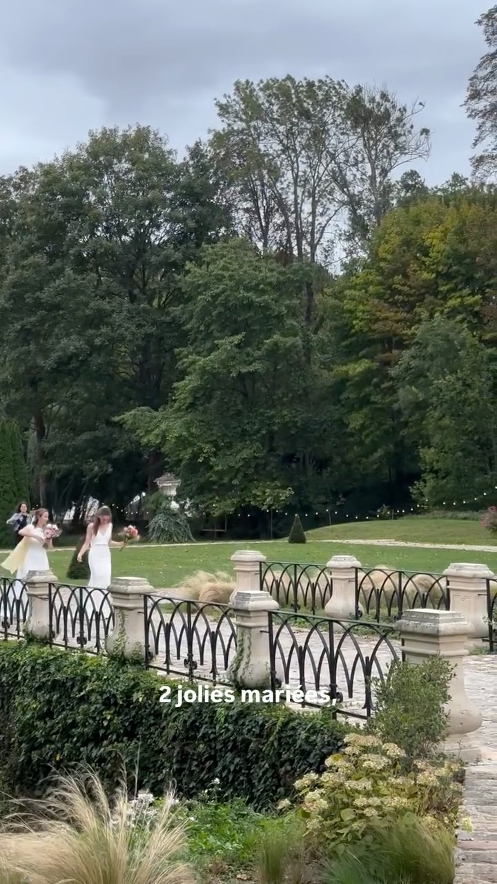 On a clôturé la saison 25 en beauté à Vaugency !
Laura & Victoria nous on offert un week-end hors du temps, sans frontière, au parfum des fleurs et de feu de bois.
Deux femmes rayonnantes.
Un vendredi à peaufiner chaque détail du lendemain, entourées de leurs familles et amis.
De l’émotion le samedi. Beaucoup d’émotions.
À Vaugency, on ne célèbre pas juste un mariage …
on célèbre la vie, en rose 💕
📷 @heleneguilletphotographe pour @mariehelene_madameb
🎶 @djned_
🌿 @fermelesmessicoles
🥩🔥@wildcookvaugency
🍰 @charlanascake
☀️ Brunch @lescocottesenscene
.
.
.
.
.
.
#domainedevaugency #mariagevaugency #slowwedding #weddinginfrance #mariagechampagne #mariageauthentique #mariageboheme #femmesquiinspirent #australia #london #weddingday #amouramour #lavieenrose