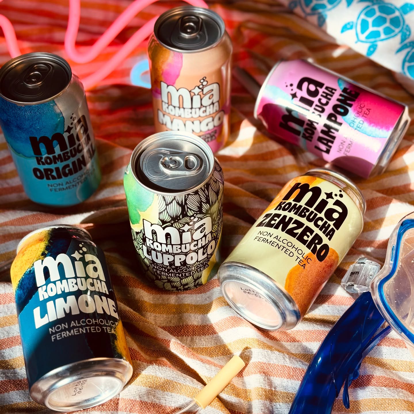 Summer could never end if you want 🛟
Se volete una pausa dal vino, o ne avete bevuto troppo ieri sera, ecco la nostra soluzione. Da ora sono disponibili le freschissime komuche di @mia_kombucha ☀️ prodotte artigianalmente da ingredienti biologici, come piace a noi! Fanno bene e sono buone, cosa c’è di meglio?
If you’d like to take a break from wine, or maybe you just had a bit too much last night, we’ve got the perfect solution.
Now availables: Kombucha “Mia” ☀️ Artisanally produced with organic product just the way we like it! Refreshing and healty, what could be better?