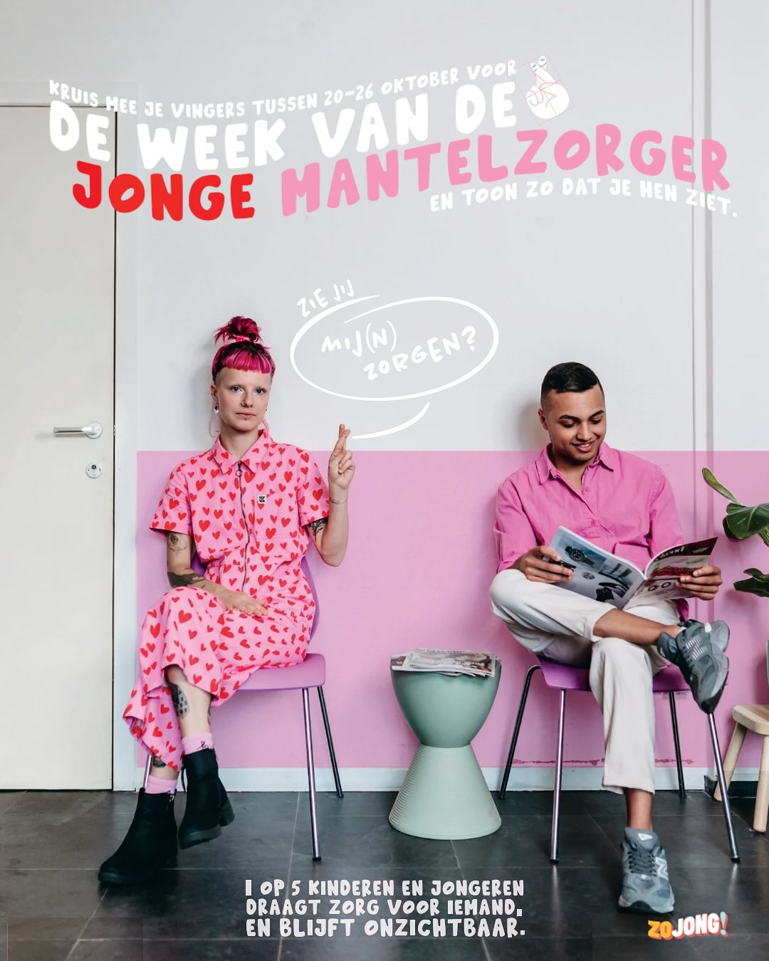 🤞IT’S HERE 🤞
Introducing… Zie Mij(n) Zorgen
1 op 5 kinderen en jongeren zijn jonge mantelzorger en dragen dus zorg voor iemand. Da’s veel en toch worden ze niet gezien.
De boodschap voor de Week van de Jonge Mantelzorger (20 - 26 oktober - volgende week) is daarom super simpel ‘Zie mij(n) Zorgen’ 👀
“Zie dat wij zorg dragen voor iemand.
Zie dat wij ons zorgen maken over iemand (en vaak ook onszelf).”
Met #ZieMijZorgen en #IkZieJeZorgen willen we in de Week van de Jonge Mantelzorger een golf van liefde door het internet sturen. Hoe groter die golf, hoe beter 🌊
Het is SUPERSIMPEL om mee te doen vanaf 20/10:
1. Kruis mee je vingers, teken er armpjes en gezichtjes op.
2. Plaats de foto (of filmpje voor de durvers 😉) op sociale media, tag @zojong.be en zet de #ikziejezorgen erbij of #ziemijzorgen als jonge mantelzorger.
3. Wij verzamelen alle foto’s en filmpjes in onze stories zodat je de golf van liefde in realtime groter kan zien worden 🩵
Maar daar stopt het niet!!
Je kan gratis posters én flyers bestellen en/of meedoen aan onze krijt- en stickeractie 🎉 alle infoo: www.zojong.be/wjmz
Dan is er nog één vraag: ga jij meedoen? 😍🤞
Dankjewel aan de liefste jonge mantelzorgers die voor de lens durfde staan 🩷. De geweldige foto’s zijn gemaakt door @lauravleugels - dankjewel, Laura! En de leuke vormgeving door @hendriktackx - you’re the best!
#weekvandejongemantelzorger #ikziejezorgen #ziemijzorgen #ziemijnzorgen #zojong