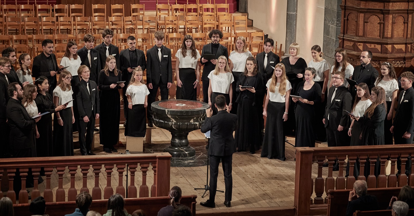 Ein kleiner Rückblick auf unser Konzert mit dem Schweizer Vokalkonsort in der Martinskirche🤩
Vielen Dank @schweizer_vokalconsort für das tolle gemeinsame Konzert☺️🎶
#choir #youthchoir #choirs #incantanti #switzerland #grisons #swisschoirs
#culturalambassadors #singwithincantanti
#incantantionstage #music #singing #behindthescene #choirlife #choirsofinstagram