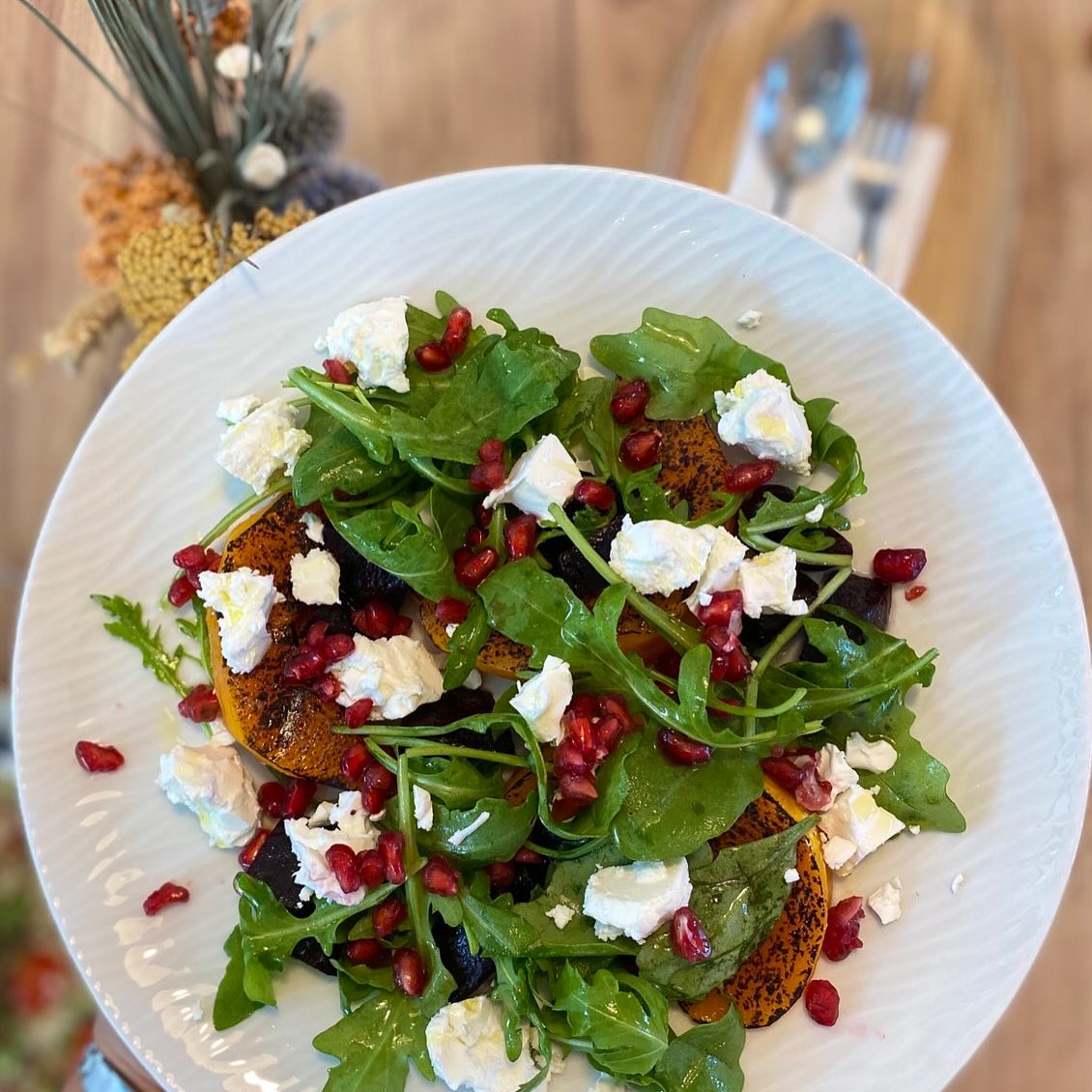 Heti menü a Grandban (2025.10.13 - 2025.10.19)
Hétfő - péntek 11.30 - 15.00
Szombat-vasárnap 11.30-17.00
Korhely bableves
Currys karfiolkrémleves
Tabbouleh
Gránátalmás sütőtöksaláta
Almás rakott burgonya
Sült csirkemell burgonyapürével, alma géllel