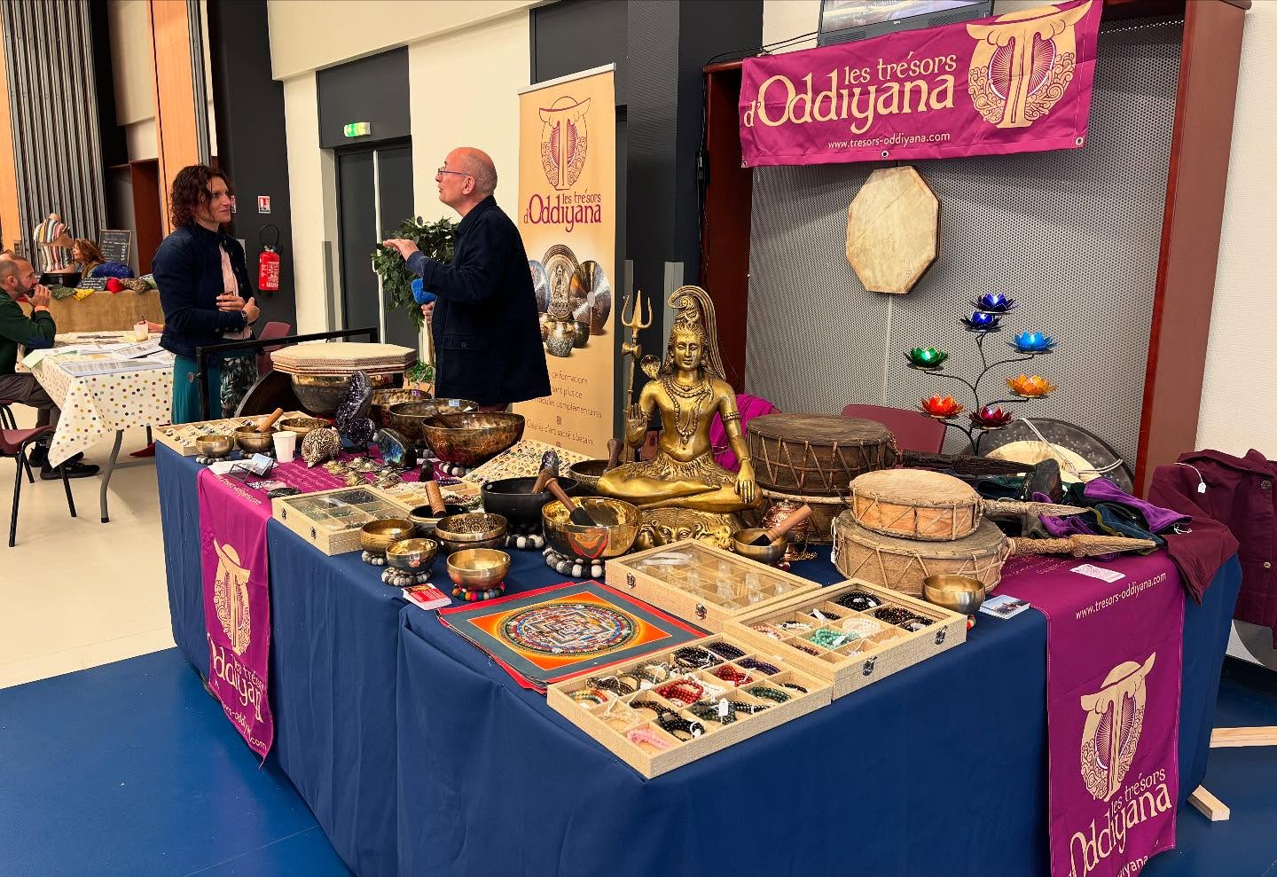 Les Trésors d’Oddiyana sont au salon du bien être de Lorris. Si vous avez envie de nous rencontrer, on est là jusqu’à 18h. L’entrée est gratuite et il y a une brocante juste à côté… c’est pas un dimanche idéal, ça ?