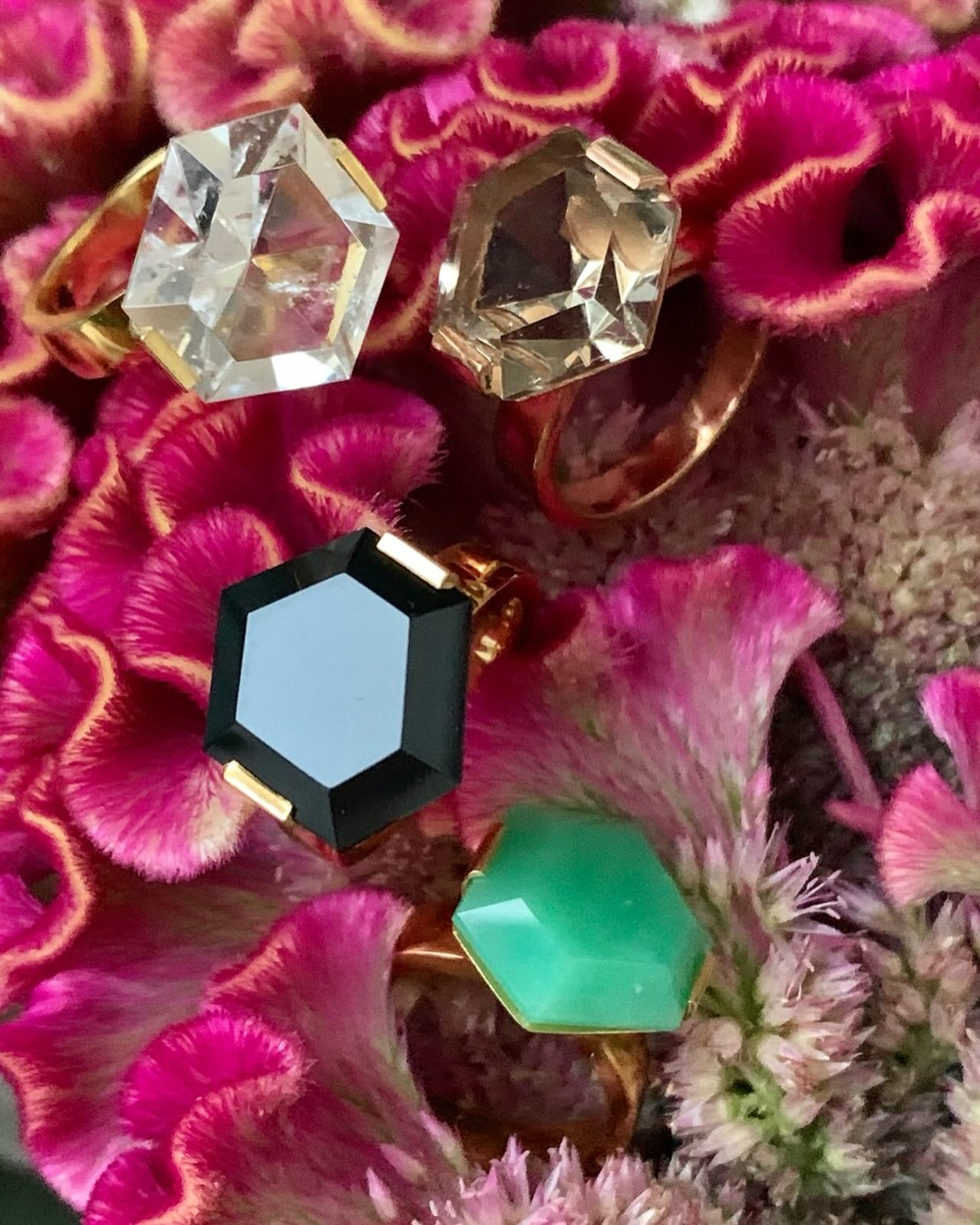 Some beauties - onyx, chrysoprase, rock crystal, citrine
#Edelsteinliebe #Schmuckdesign #Onyx #chrysoprase #Rauchquarz #Handwerkskunst #StatementRing #MinimalChic #JewelryLovers #GemstoneJewelry #RingsOfInstagram #Schmuckstück #ZeitlosSchön