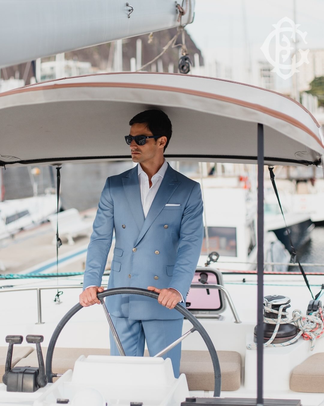 Corte imponente e acabamento impecável.
Feita sob medida, traduz elegância e presença com a medida certa de modernidade.
#EduardoGuinle #TernoSobMedida #ModaMasculina #EstiloMasculino #AlfaiatariaContemporânea #ElegânciaDiscreta #ClássicoModerno #Menswear