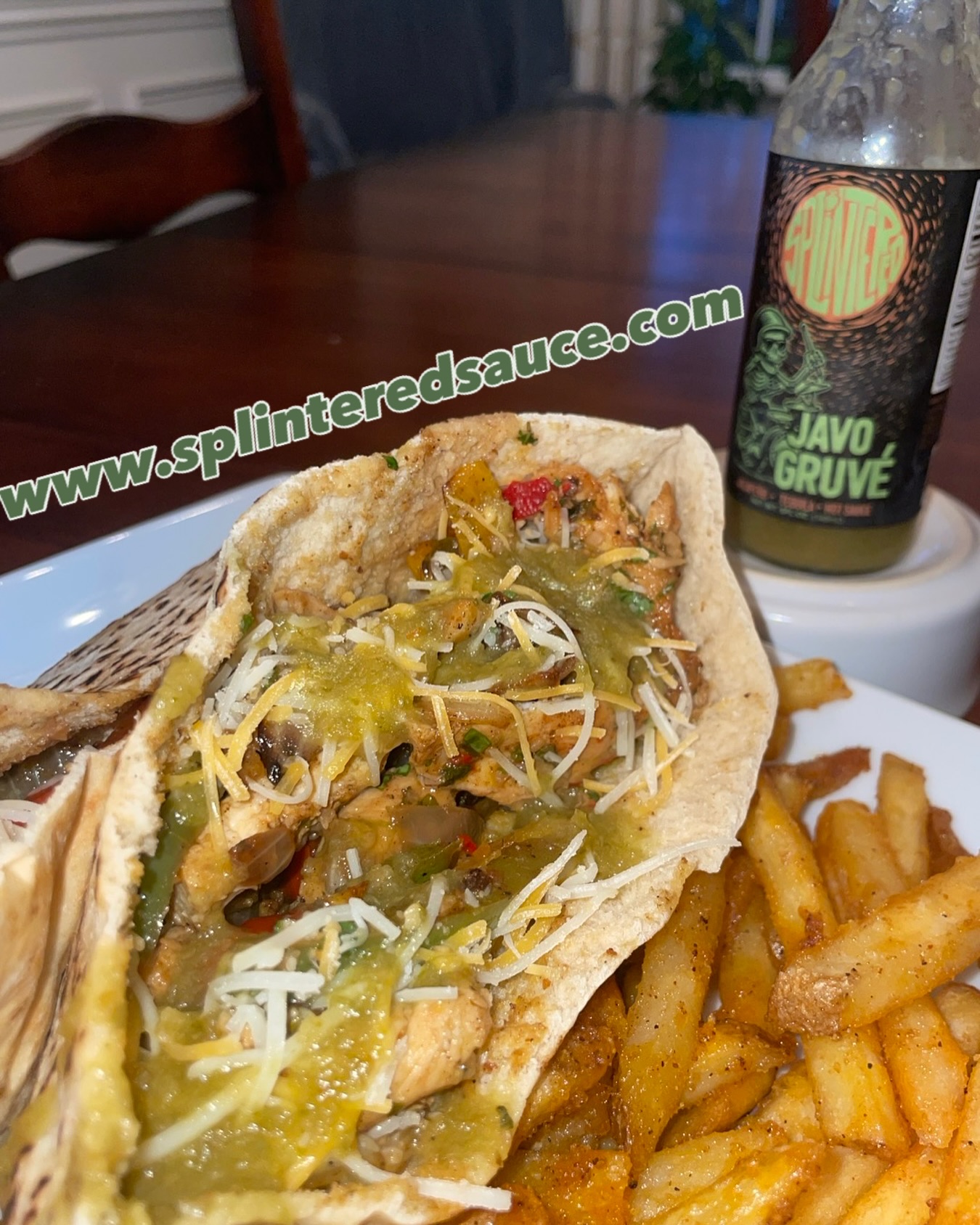 Our new JavoGruvé making its case on pollo asado pita pockets. 😋
A perfect blend of jalapeno and serrano peppers with tequila, cilantro, ginger and avocado oil.
Get yours at www.splinteredsauce.com while it’s still 20% off!
#hotsauce #tequila #jalapeno #serranopeppers
#splinteredsauce