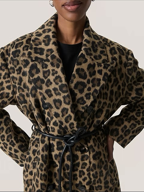 Unsere Leo-Liebe geht weiter 🤎🪩.
Als Jacke und nun auch als sehr coolen Mantel, findet Ihr unser beliebtes Leomuster nun im Shop.
#nexttokate #ntk #leoliebe