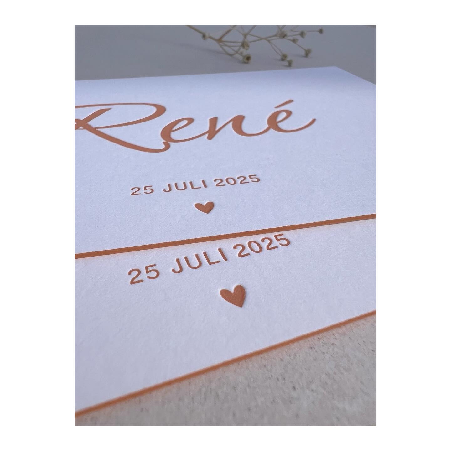 Hello René 🧡
Wat een mooi letterpress kaartje mét kleur op snee mochten we maken voor René.
#letterpressgeboortekaartje #luxegeboortekaartje #papierliefde #designkaartjes #minimalistischdesign #handgemaaktekaartjes #geboortekaartjesbelgie