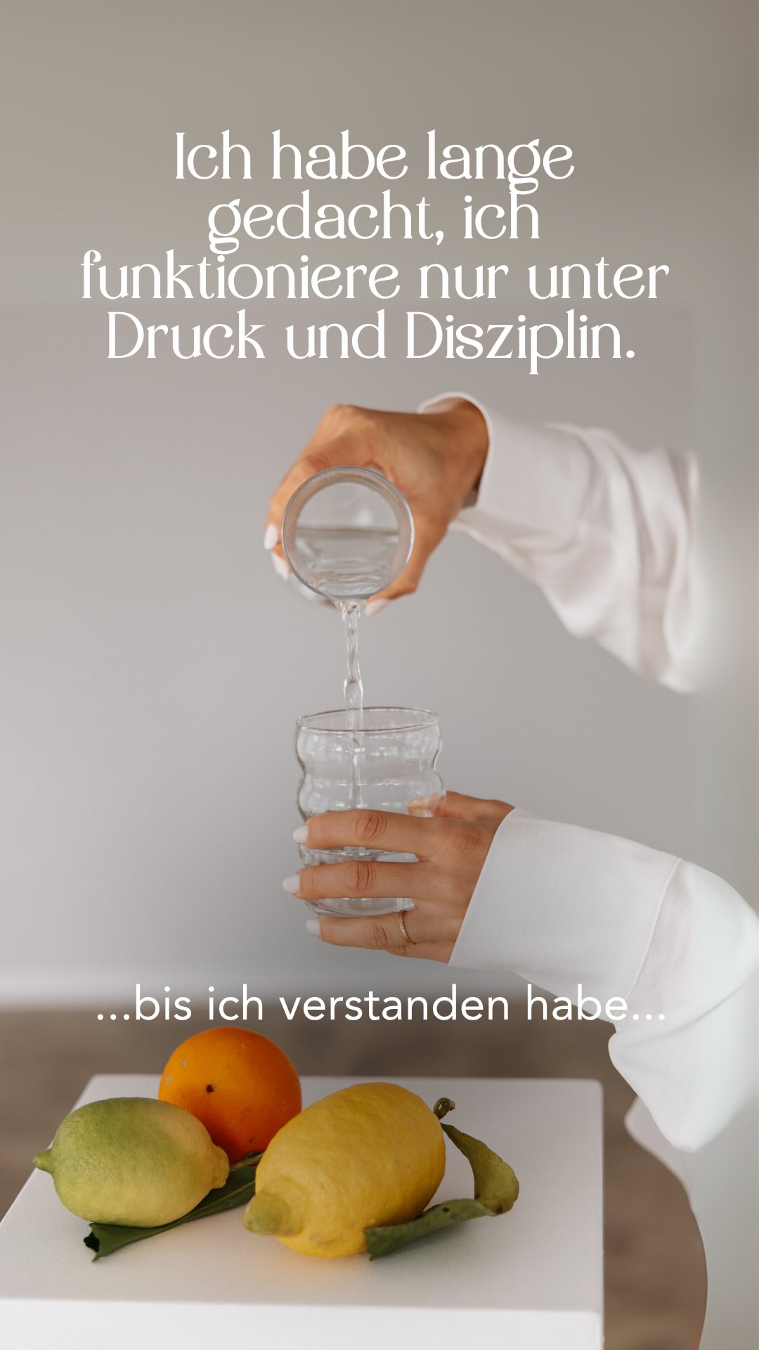 Ich dachte, ich bräuchte mehr Disziplin.
Dabei brauchte ich einfach nur mehr Balance. 🌿
Wenn du dich ständig unter Druck setzt,
um „funktionieren“ zu müssen,
ist das kein Zeichen von Schwäche –
sondern ein Signal, dass du gegen deine eigene Natur arbeitest.
Dein Körper ist nicht dafür gemacht,
im Dauerhoch zu performen. Und wenn du es dennoch versuchst, verpasst du deine Highperformance und zudem die bessere Gesundheit, Laune und die Klarheit deines Verstandes.
Dein Körper folgt einem Rhythmus – deinem Zyklus. 🌿
Und wenn du beginnst, dich daran zu orientieren,
kommt die Energie, die Motivation
und die Leichtigkeit ganz von selbst.
Du musst nicht härter werden.
Nur verbundener. 🌸
✨ In flow & glow zeige ich dir, wie du im Einklang mit deinem Körper lebst,
statt ständig gegen ihn anzukämpfen.
💛 Link in Bio für alle Infos & den Starttermin.
Love & Glow,
Franzi 🤍
#flowandglow #glowhealthy #zyklusbewusstsein #weiblicheenergie #femalehealthcoach #femalehealth #ganzheitlichgesund #gesundundleicht #intuitionstattzwang #balanceimleben #selfconnection #bodyconnection #frauenimflow #hormonbalance #zyklischleben #selbstfuersorge #womeninbalance #mindsetshift #holisticliving #selbstermächtigung #leichtigkeitimleben