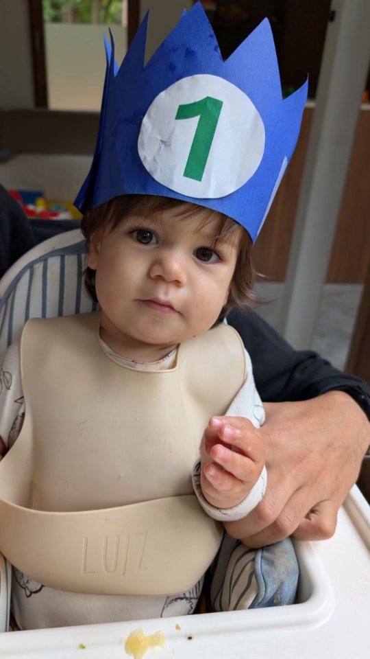 Al 1 jaar (en 2 weken) Luiz. 💛 Dat is een jaar van:
- onvoorwaardelijke, te zotte liefde
- mama zijn
- borstvoeding geven
- onderbroken nachten
- fysiek herstel van mezelf
- wiebelende beentjes die nooit stilzitten
- vechten tegen slaap en dutjes doen in de buggy
- de zaligste haarbos (van Luiz, en de minst flatterende van mezelf)
- de sappigste billetjes en schattigste 'erwtenteentjes'
- een smakelijke eter die alles lust dat we geven
- dat kleine mannetje zien groeien tot zijn eigen persoon met karakter
- elke dag dankbaar zijn voor onze keuze om een kindje te nemen (en dat dat is gelukt)
- onderbroken nachten
- 20x per dag smelten door een beweging of woord
1 jaar Luiz. Dat is intens leven, op alle vlakken. Maar waar de liefde alles overheerst. ❤️
(En ja, de 'onderbroken nachten' staan er bewust meermaals bij. Die beginnen namelijk ook letterlijk door te wegen. 🙈😅)
#1yearold #stopdetijd #imnotcryingyouare