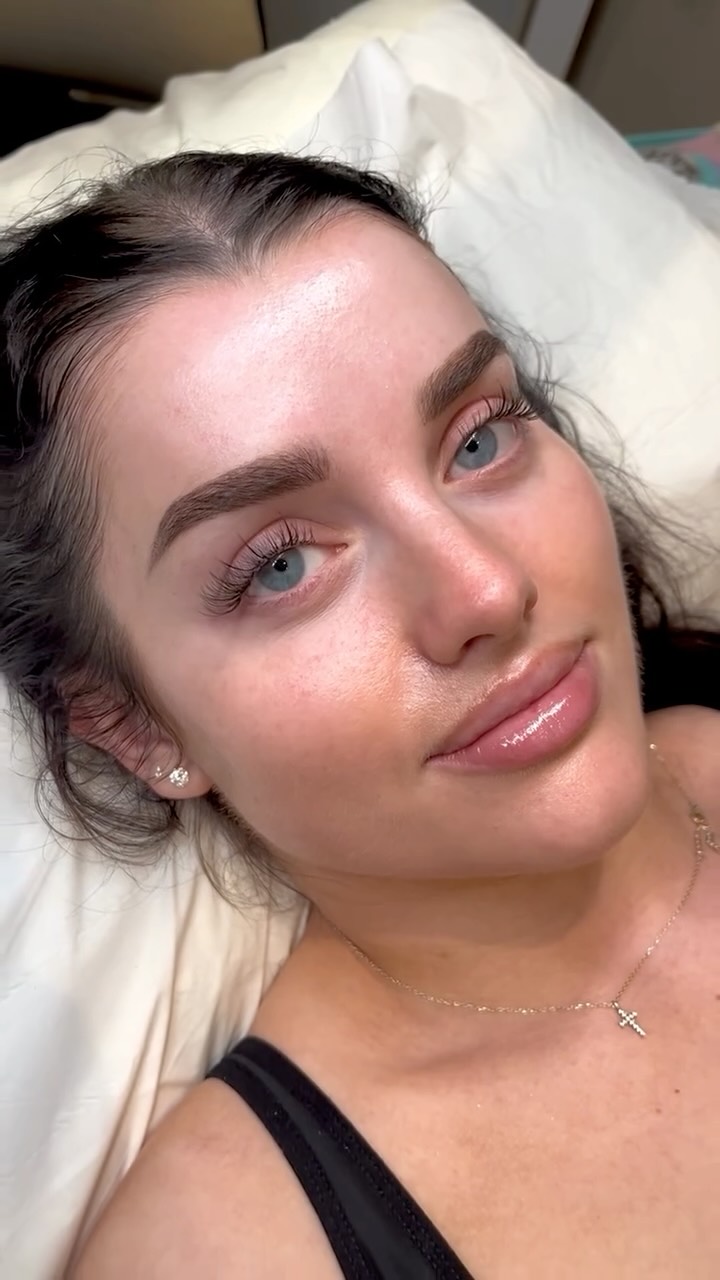 Introducing The Rachel Set 👀💫
After creating this bespoke look for @rachleary, we couldn’t name it anything else 🤍
Now available to book at your next lash appointment 😍
👉 Tap Book Now on our homepage
☎️ 01483 715001
📧 info@laurenelizabethmedispa.co.uk
📲 Download our app: Lauren Elizabeth Medispa
#lashextensions #media #beauty #woking #lashes #lashextensionuk