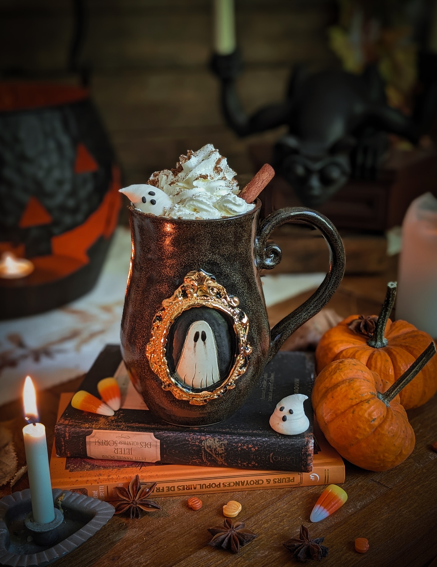 👻 Haunted ✨
Je prends également le temps de vous présenter officiellement ce nouveau mug fantôme 🥹 tellement contente du rendu ! Il sera également disponible en tout noir 🖤 (je n’ai pas encore eu le temps de le prendre en photo).
Il fera parti de la collection d’Halloween qui sortira le Mardi 21 octobre prochain 👻
Allez-vous préférer la version vieux manoir dans les tons marrons ou plutôt la version cimetière abandonné dans les tons noirs ? 😏
#thefairytreehouse #haunted #ghost #ghoststories #boo #hauntedmansion #spooky #spookymug