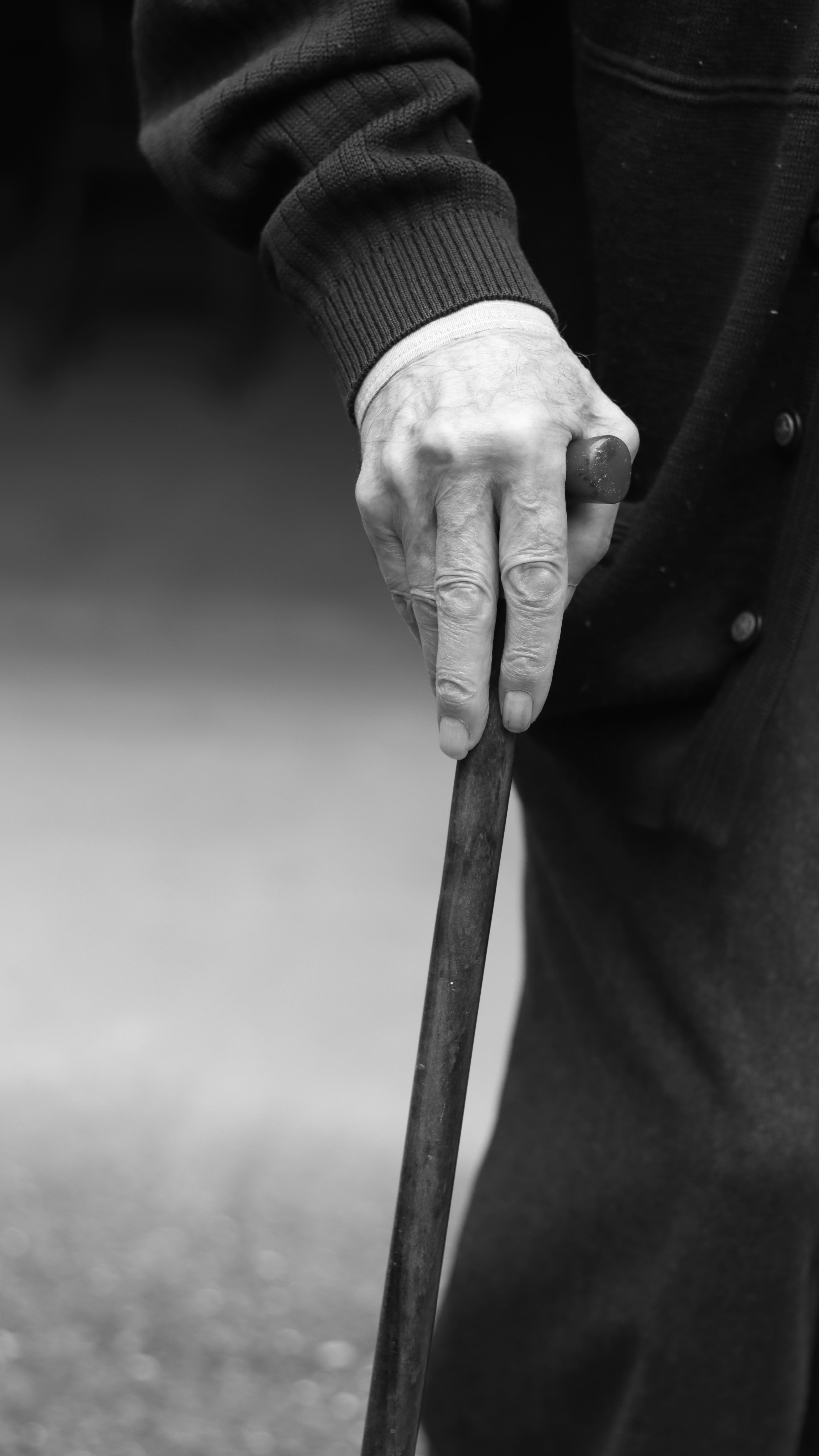 “Cuando llegó la guerra, el 18 de Julio de 1936…” muchas mujeres y hombres tuvieron que vivir en España los horrores de la violencia, la persecución y el sinsentido de un enfrentamiento armado. En otro tiempo (HOY) y en otro lugar (Gaza, Sudán, Ucrania, Siria, El Congo, Yemen…) Seres humanos siguen viviendo un horror similar, el horror de LA guerra.
Mirando dentro, sanando heridas, soltando cargas y viviendo en autenticidad y verdad vibramos en una frecuencia donde podemos ver la belleza y el AMOR que somos y que nos une. Esa es una revolución que puede cambiar el curso de nuestra humanidad, la que cada una libramos en nuestro interior. Cuando ese mundo lleno de Seres humanos (y no de Egos humanos) llegue, diremos adiós a este tiempo sin sentido de LOCOS que no sabían vivir.
Os dejo aquí un recuerdo de la Exposición fotográfica y sonora “La última generación de la guerra” donde se reúnen los testimonios y la mirada de los niñ@s, hoy ancian@s, que vivieron en primera persona aquel tiempo sin sentido. Porque recordándolo honramos lo que nuestras abuel@s tuvieron que vivir, dignificamos su sufrimiento y damos valor a su historia.
#exposicionfotografica #memoriahistorica #guerracivilespañola #exposicionfotograficaysonora #fotografia #honrandomemórias #laultimageneraciondelaguerra #gazagenocide #palestinalibre🇵🇸