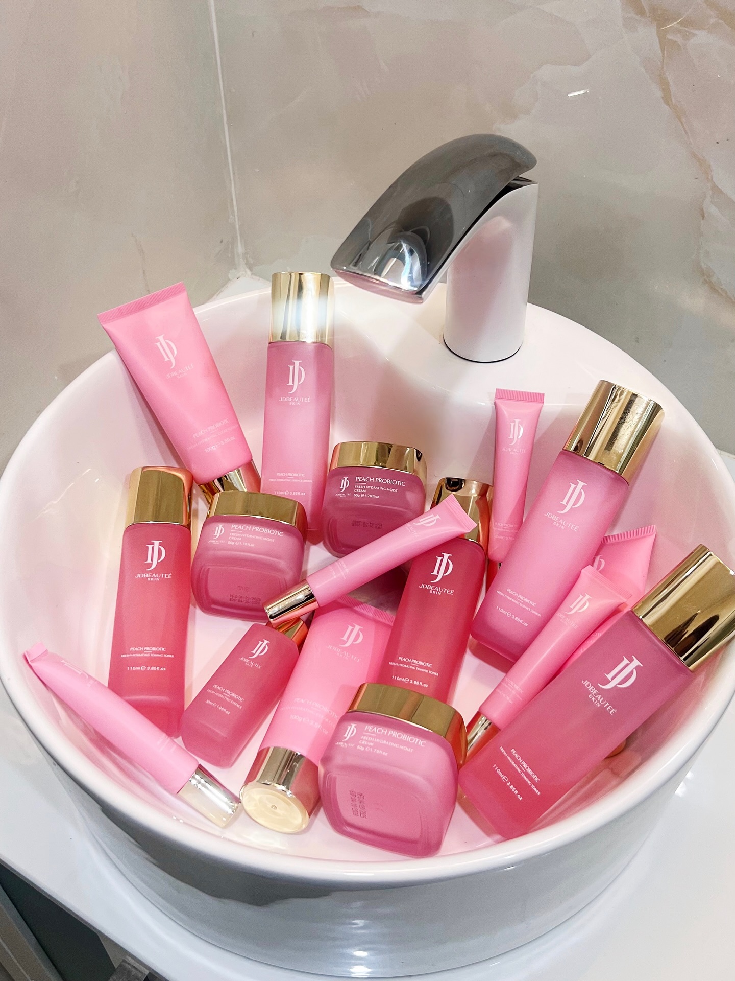 On Wednesdays we wear pink… JDSKIN pink 💖
Because glowing skin is the accessory, babe. From cleanser to cream, every product in your JDSkin routine was made to give that fresh, glassy, main-character glow ✨
Your midweek reminder: take five minutes for YOU — wash off the stress, lather up that glow, and don’t forget your serum moment 🫧
💬 Comment “💗” if your skincare lineup is as pink as your personality!
Join the glow gang 💕 Follow @jdbeautee for skincare secrets, beauty tips, and everything pink + pretty ✨
#veganskincareproducts #hydratingserum #hydratingcream #hydratingmask #hydratingcleanser
#jdbeautee #explore #hydratingskincare #pinkskincare #skincaretips101 #hydratingcleanser #plantbasedskincare #koreanskincareroutine #skincaresale #skincareaddiction #skincareaddicts