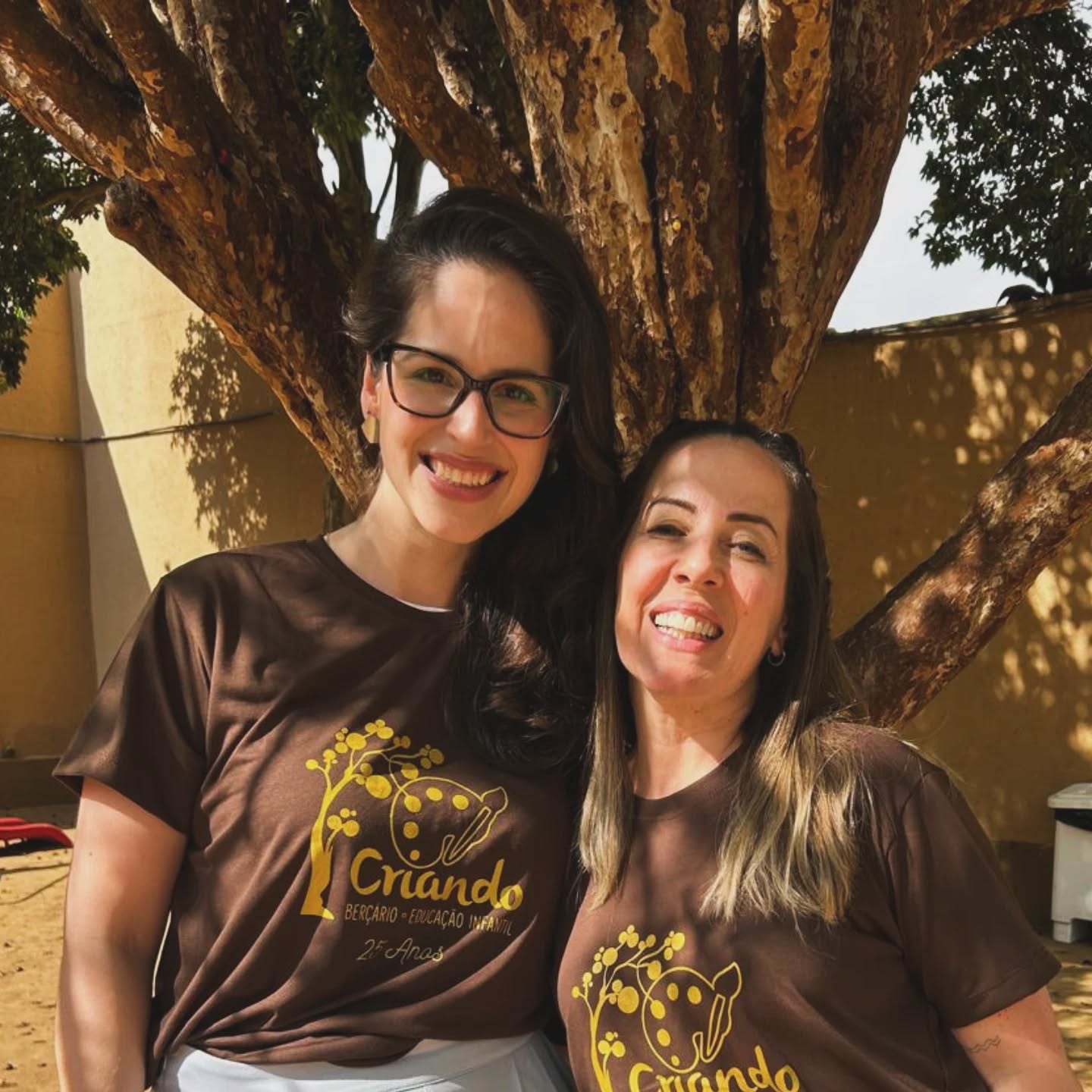 Hoje foi dia de visita mensal no @projetocriando
Tive a honra de receber a camiseta comemorativa de 25 anos da Escola.
Não tenho palavras para expressar a alegria que sinto por fazer parte dessa história.
Há 8 anos o Criando me transforma como pessoa, me forma na maternidade, me engrandece como profissional...
Aqui fiz amigos... Conheci pessoas incríveis... Vivi momentos inesquecíveis à sombra dessa Jabuticabeira...
Gratidão @mahribeiro04 e toda a equipe @projetocriando por me permitir viver tudo isso!
❤️