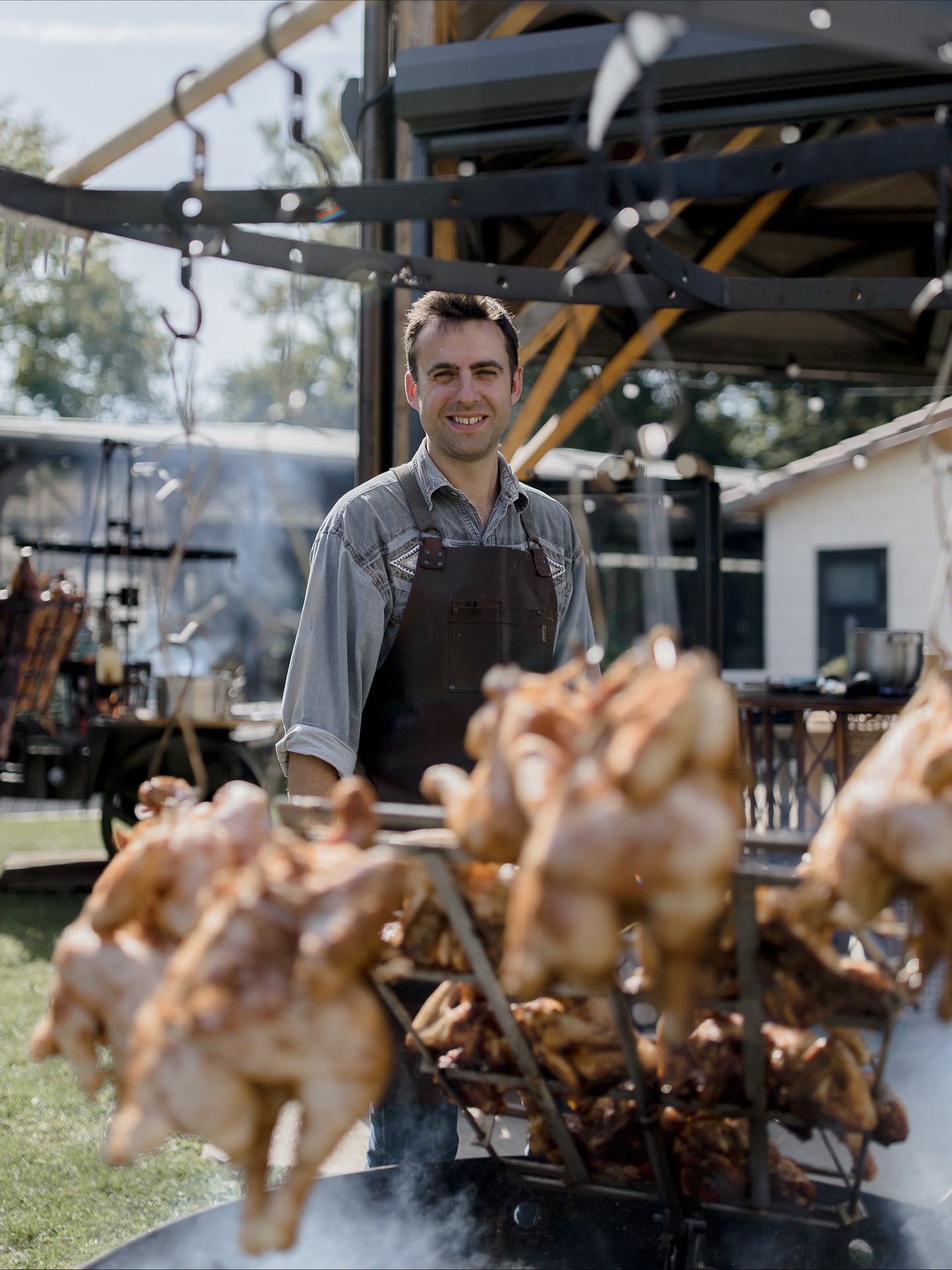 Quentin
Il y a lui.
Celui qu’on voit souvent derrière un feu, rarement derrière un écran.
Celui qui cuisine dehors, par tous les temps, avec ce calme des hommes qui savent faire confiance au vivant.
Il parle peu.
Mais quand il agit, tout s’aligne.
Le bois, la flamme, le temps, les gens.
Il ne fait pas “un repas”, il crée un moment.
Une expérience.
Une façon de rassembler, de nourrir, d’honorer la vie simple et vraie.
À deux, on tient ce lieu, chacun à notre manière.
Moi avec les mots, lui avec le feu.
Et c’est peut-être ça, le vrai secret du Domaine :
deux âmes qui travaillent ensemble.
Sans lui, Vaugency n’aurait pas la même odeur, ni la même âme.
Alors ce post, c’est pour toi.
Juste pour te dire merci, mon amour,
pour tout ce que tu portes, dans l’ombre et dans la flamme. 🤎🔥
.
.
📸 @claire.lucet.photocorporate @clairelucetphotographie
Merci Lucie 💛@safran.lucie.madelaine pour les photos
.
.
.
.
.
#domainedevaugency #wildcookvaugency #slowwedding #mariageauthentique #viededeux #teamvaugency #cuissonaufourneau #chefaufildesaisons #feudetbois #amourvrai #vivant #terreetflamme #mariagechampagne #cuisineauthentique #artisanatvivant #viededomaine