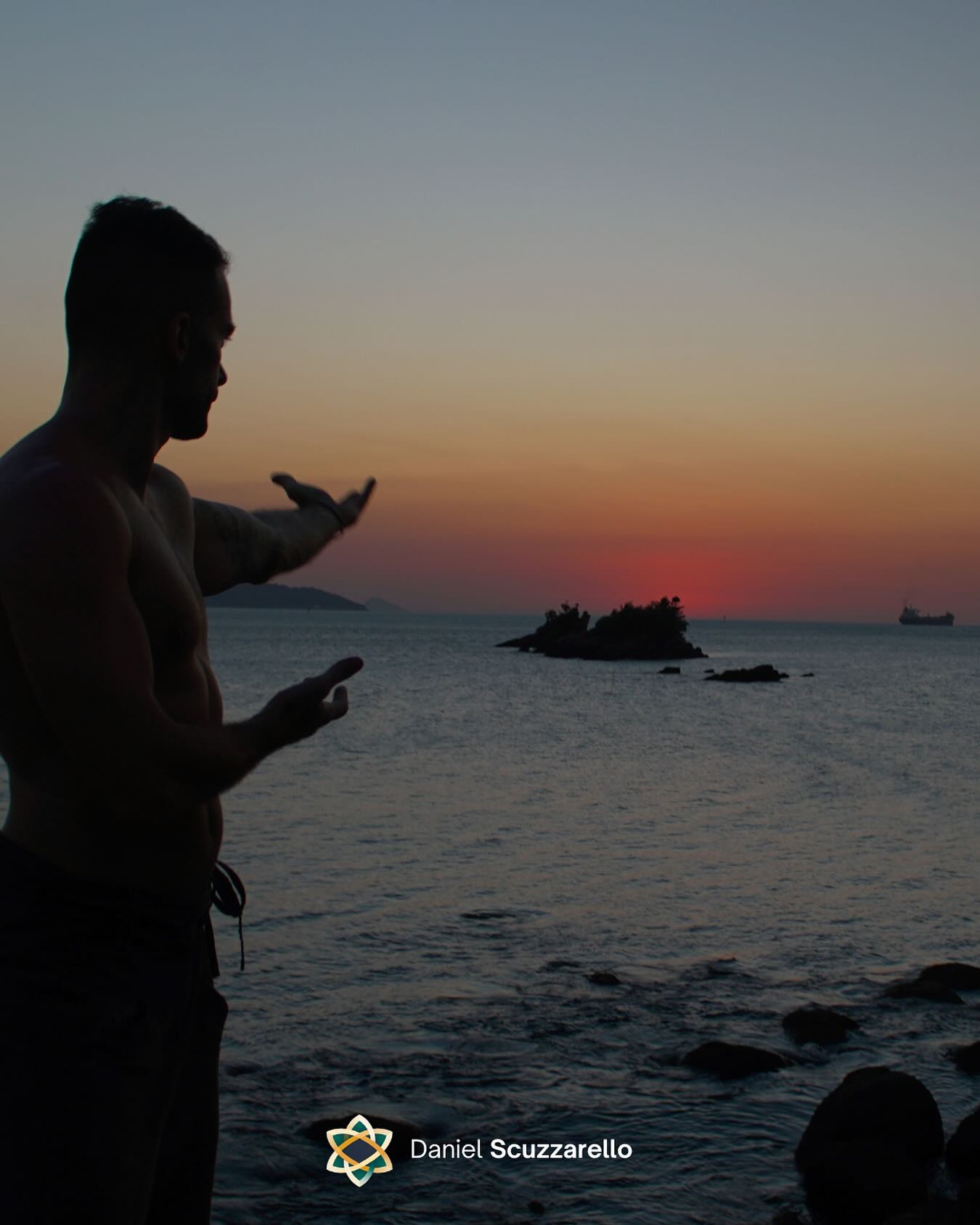 Por muito tempo, acreditamos que liderança era sinônimo de força, assertividade e grandes decisões. Mas ainda falta um ingrediente essencial nessa equação: a humildade.
Ser humilde não é ser passivo — é saber o seu valor sem precisar provar o tempo todo. É ter confiança silenciosa, aquela que inspira mais do que impõe.
Tenho visto muitos líderes confundirem insegurança com protagonismo. A necessidade constante de aparecer, de ser ouvido, de receber validação… geralmente vem de um lugar de medo. E o medo, por mais disfarçado que esteja, sempre mina a liderança verdadeira.
Liderar, no fim, é ter coragem de colocar o time e o propósito acima do ego. É abrir caminho — e ajudar outros a encontrarem o deles.
🔗 Quer se aprofundar nesse novo olhar sobre liderança? Acesse o link na bio.
#mindset #lider #lideranca #pessoas #gestao #liderancaconsciente #mentoria #breathwork #consciousleadership #quantumflow