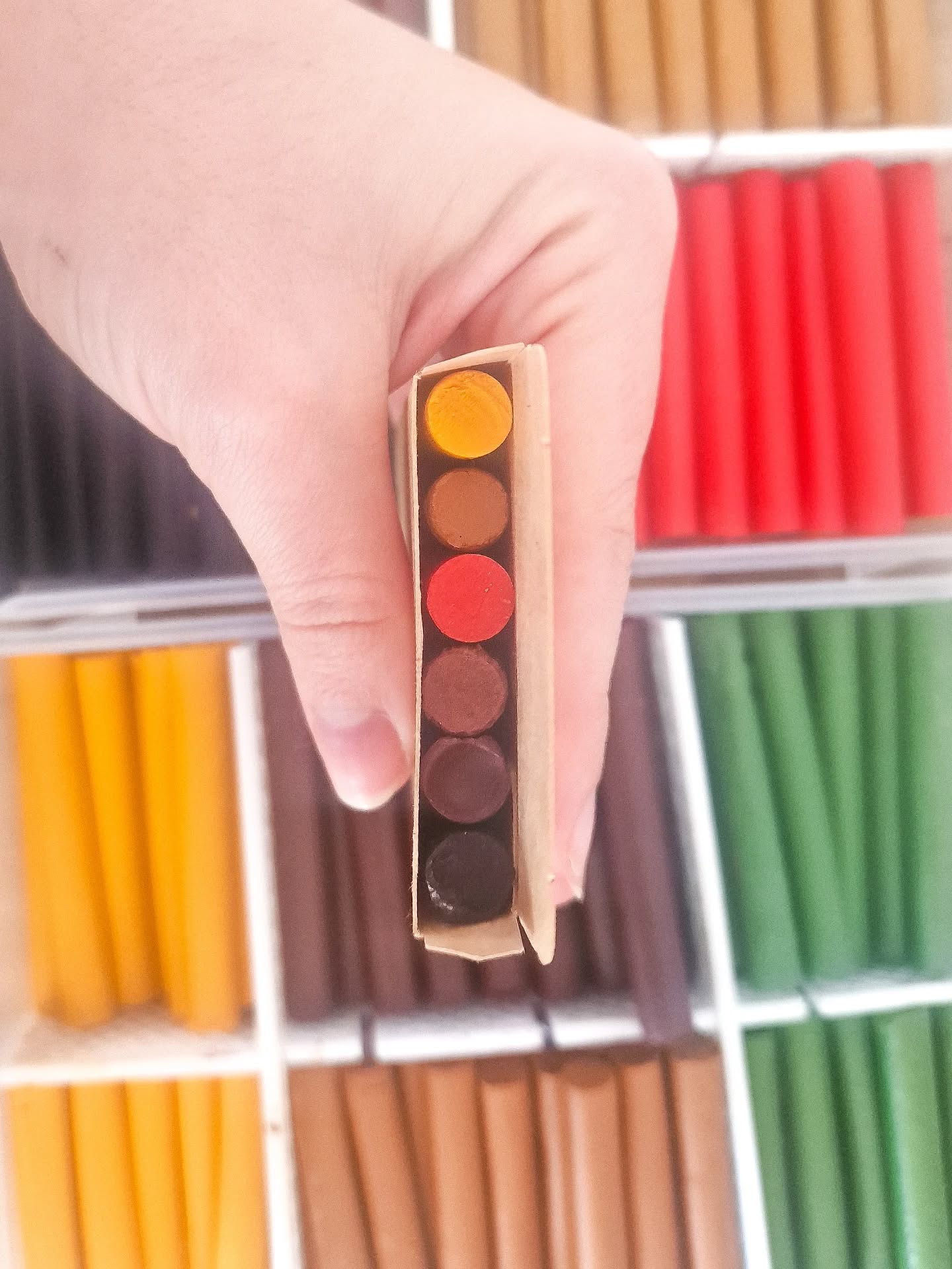 Des nouveaux bâtons de couleurs pour l'automne disponible bientôt !
Le lien dans la prochaine infolettre ❤️
Je suis sur messagerie, mais je ne suis plus au fond de mon lit
J'ai passé une semaine à bosser pour tout le monde, sauf pour le Pig (indirectement j'ai fait des trucs mais parce que ça me faisait envie et pas dans l'optique de produire, j'apprends à faire des moules en silicones par exemple)
Je suis un peu éclatée mais ça m'a fait du bien de pas "être seule" au travail
Je me retrouve ce week-end avec plein d'emballage et de packaging à faire. On attend toujours le tampon des calendriers de l'avent 🥲 je prends vos reco de film / serie cozy pour occuper ma boîte à cerveau pendant ce temps, c'est pas facile d'être seule avec soi même