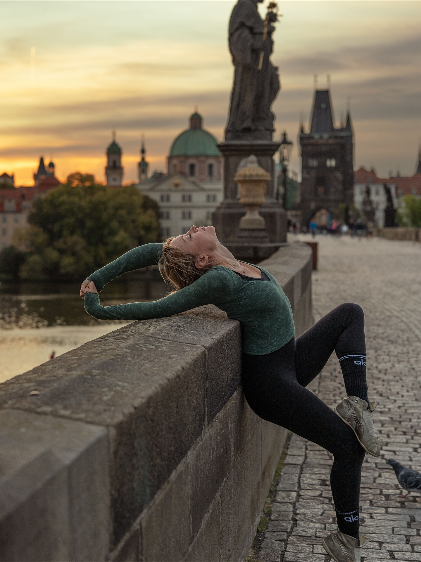 Dragged out of bed at sunrise so we could get the Charles Bridge when it was relatively empty 🤣
It’s always a pleasure to create art with you @reneechoiphotography ❤️
#charlesbridgeprague #praguesunrise #praguephotography #movementart #movementartist #flexibilityshapes #flexibilityart #backbends #shouldershapes #dancerspose #needlepose