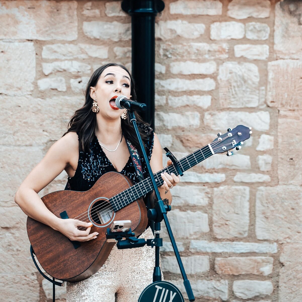 A day packed FULL of getting our Gitchi Gitchi on from Guitar Ceremony, Piano Drinks Reception, Sax Wedding Breakfast and full 6 piece Evening Band with Millie & Matt. Oh what a day 🤩🤩🤩 shot to perfection by our fave  @jamesfearphotography - the GOAT 📸 at one of our absolute faves @yardspaceoldgore 🕺💃🪩
#Tuxfizz #ukweddingband #barnwedding #cotswoldwedding #weddingmusic #firstdance #firstdanceinspo #ukweddingplanning #weddinginspo #weddingcover #romanticweddingmusic #firstdancesong #firstdanceroutine #weddingband #functionband  #weddingsinger #twia #bridalgown #weddingsdress #weddingdancefloor #weddingdances #weddingdancechoreography
@millieemsley